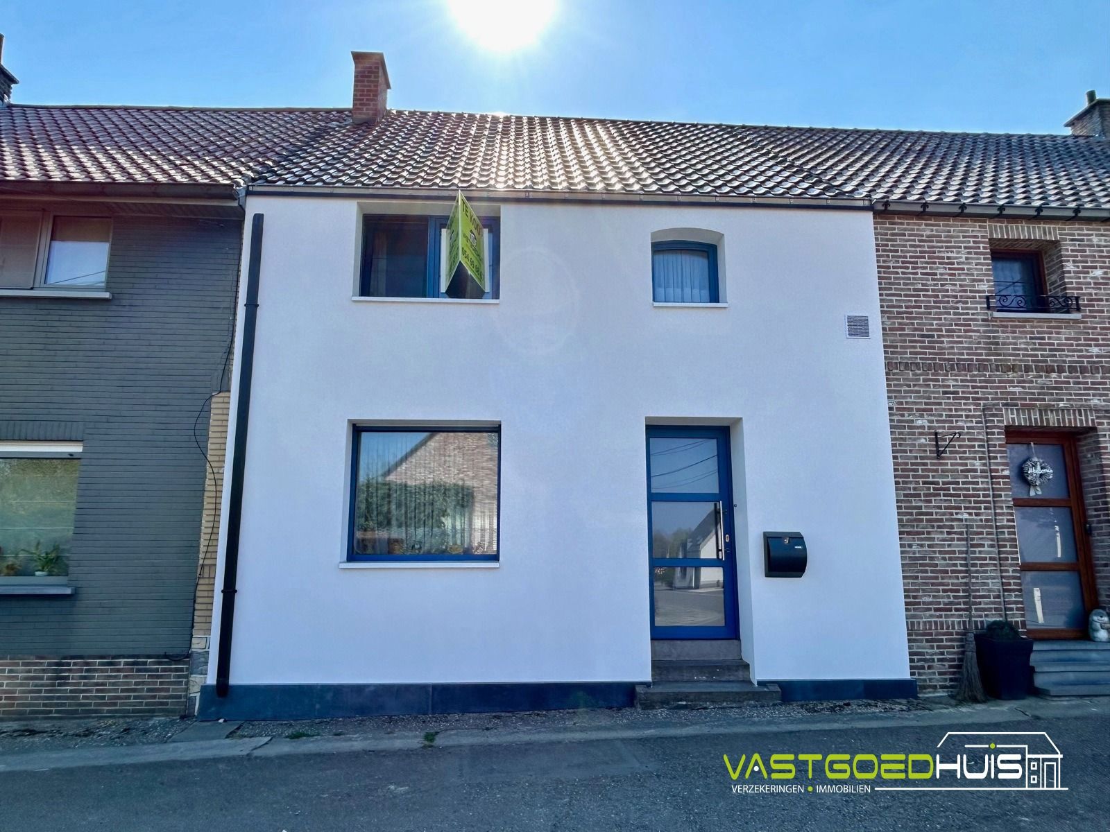 Moderne gezinswoning met 3 slaapkamers en garage foto {{pictureIndex}}