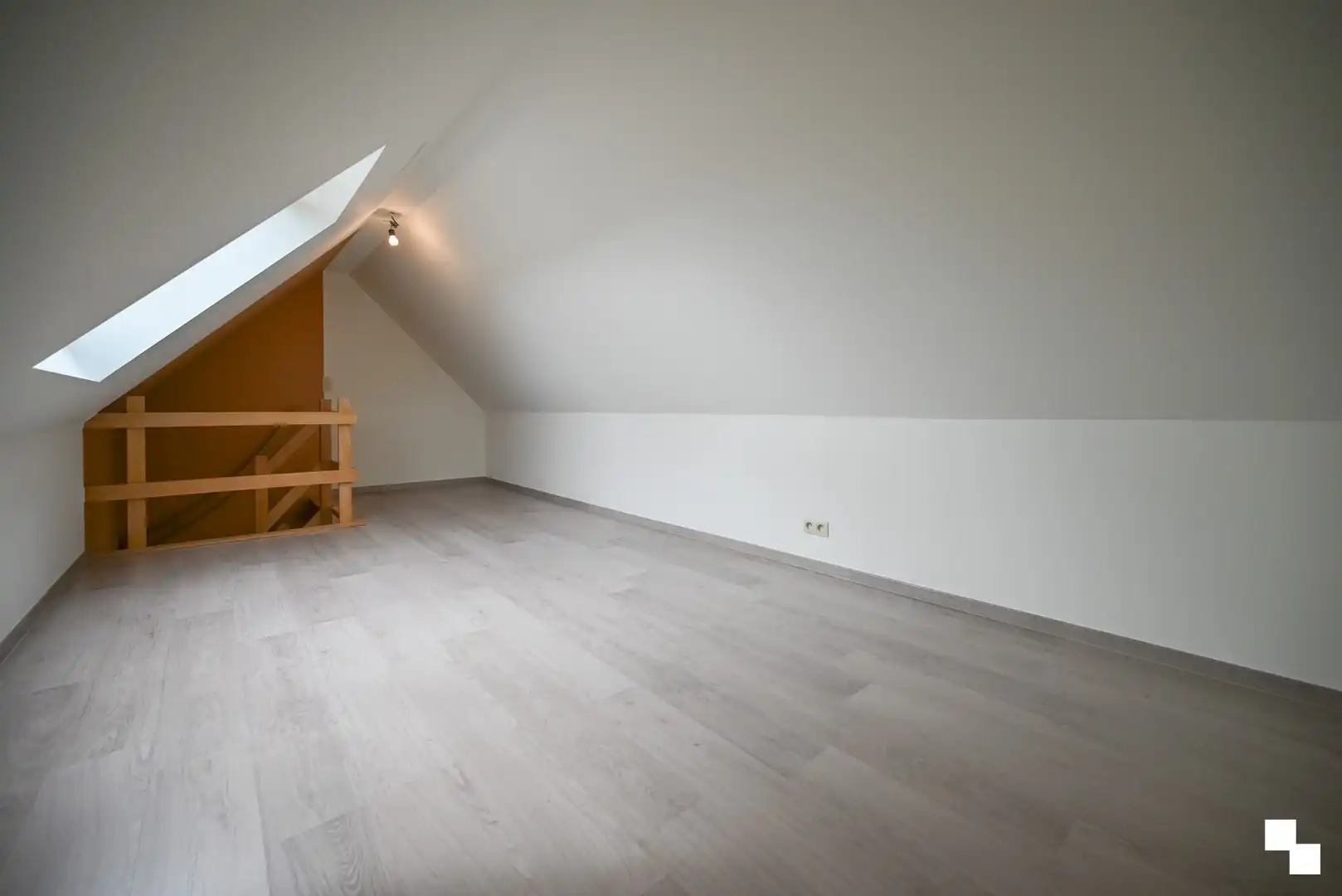 Duplex appartement met garage en twee staanplaatsen nabij centrum Izegem foto 24