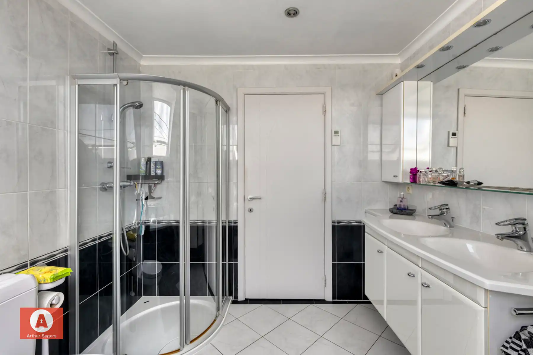 Unieke multifunctionele eigendom (woning met werkplaats) foto 18