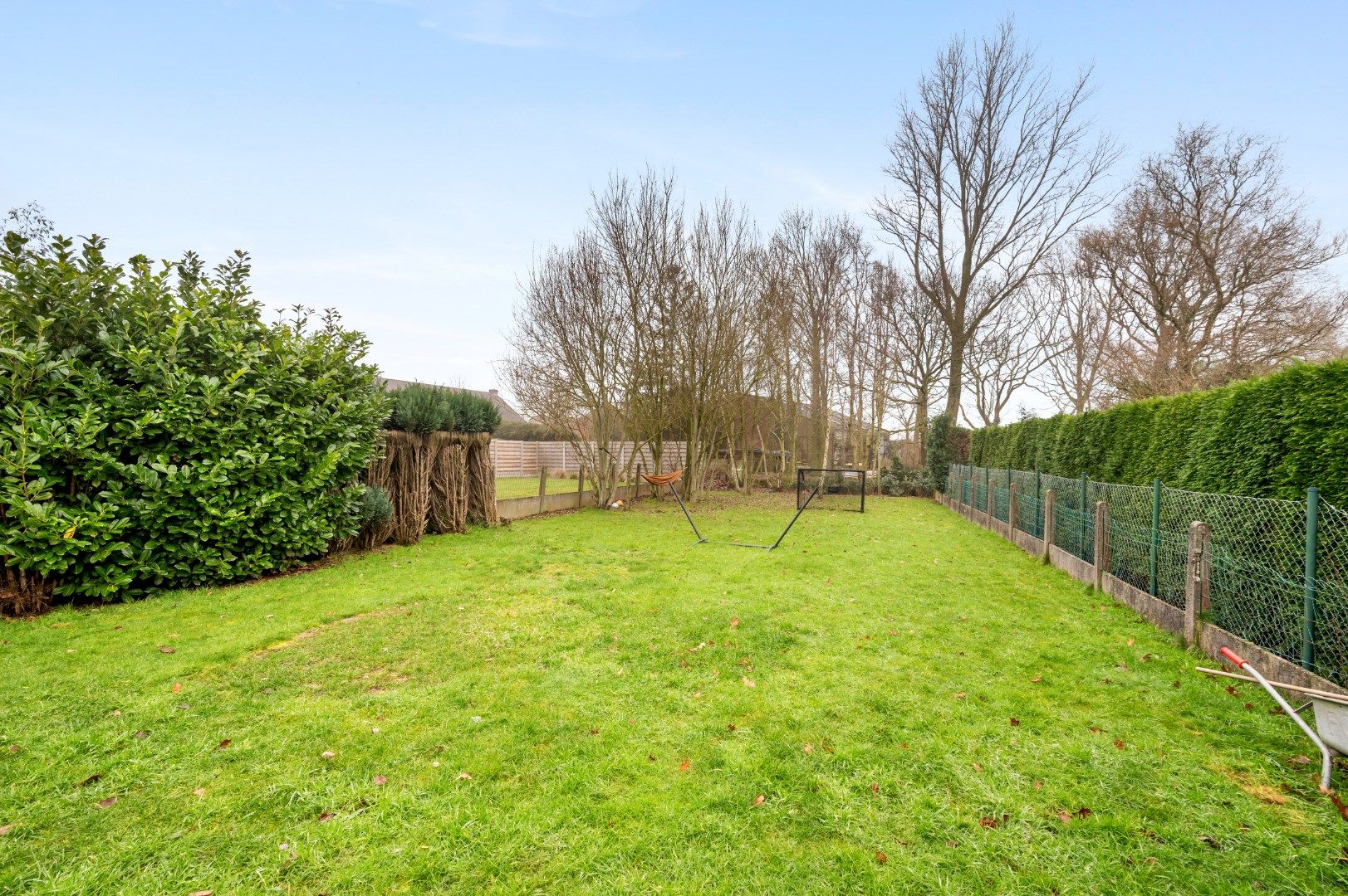 GOED ONDERHOUDEN HOB MET 3SLPKS, 2 BADKAMERS EN PRACHTIGE UITGESTREKTE TUIN foto 16