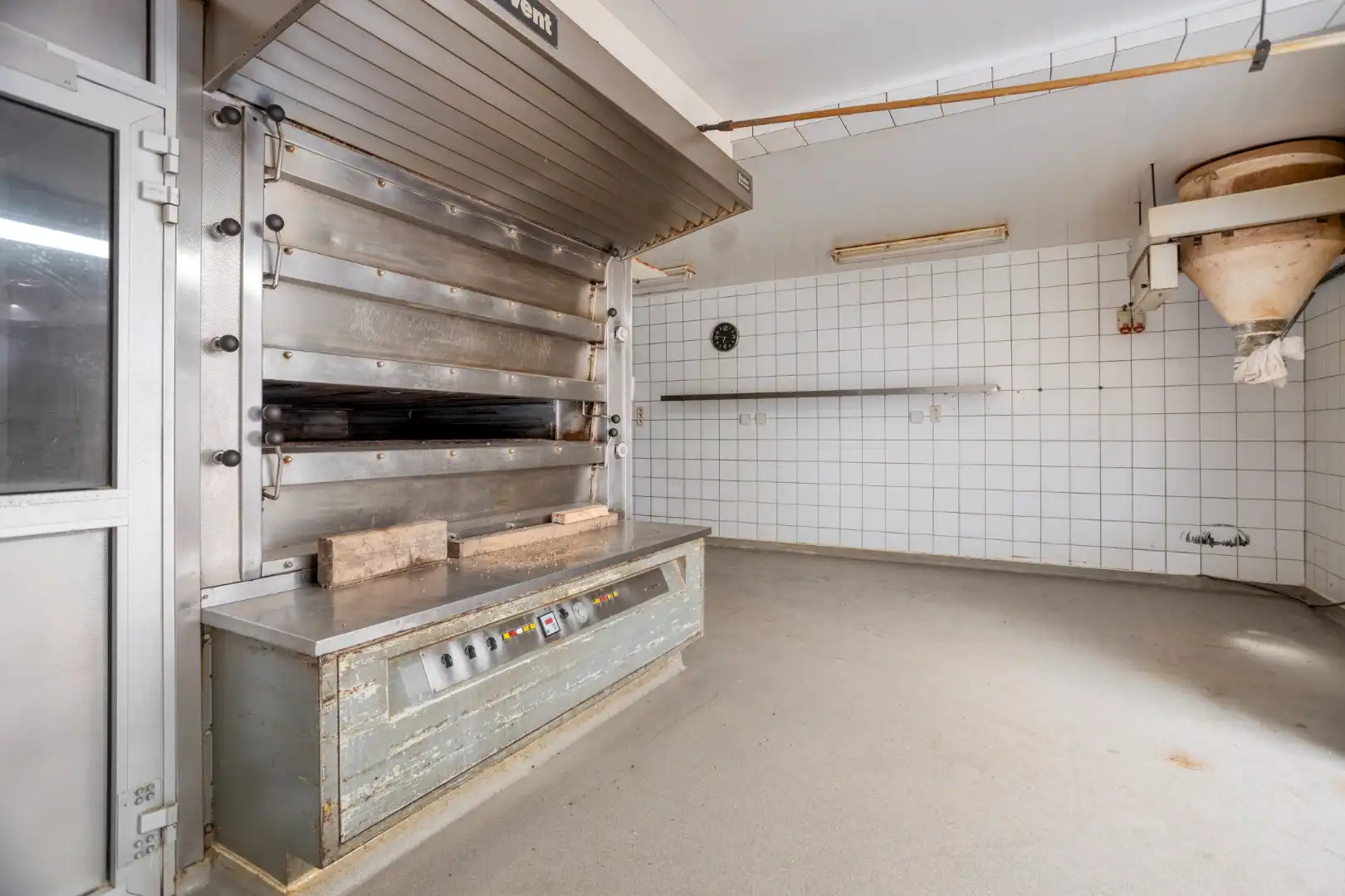 Karaktervol handelshuis met woonst op commerciële locatie in Mol-Gompel !  foto 16