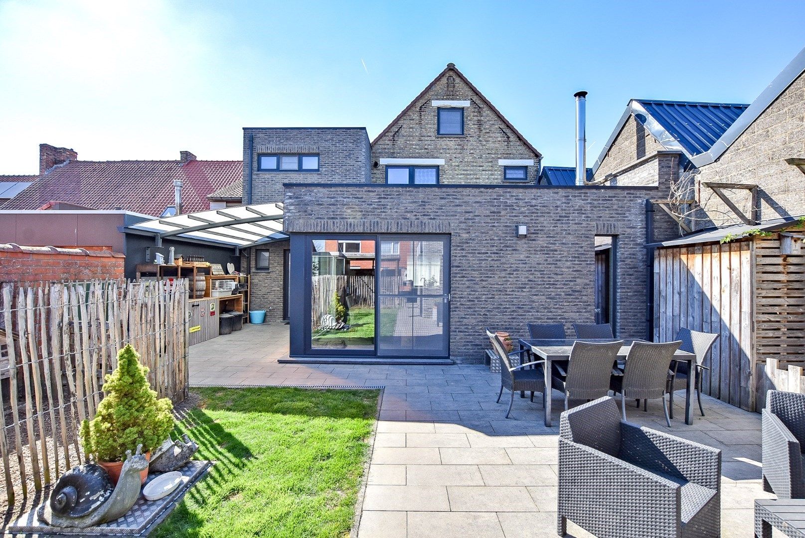 Stijlvol gerenoveerde woning met 4/5 slaapkamers en 2 garages te Diksmuide! foto 24