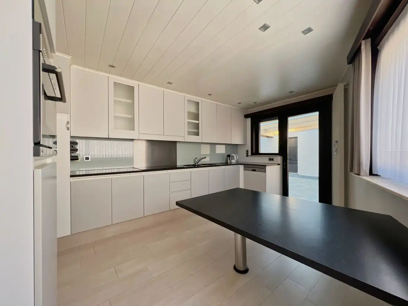 Heel ruim appartement (4 slpks.) + terras in hartje Torhout foto 8