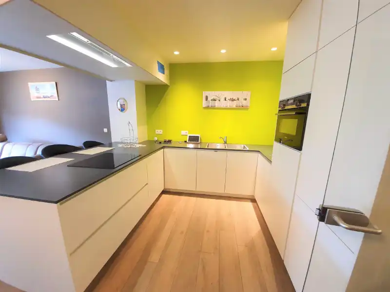 Volledig gerenoveerd 2-slaapkamerappartement met lift foto 8