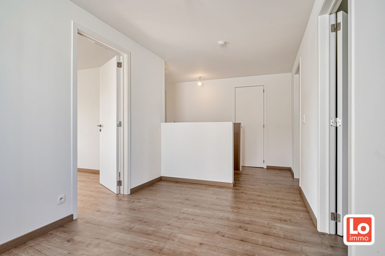 VERKOCHT! Moderne en instapklare halfopen woning met carport in Lochristi! foto 12