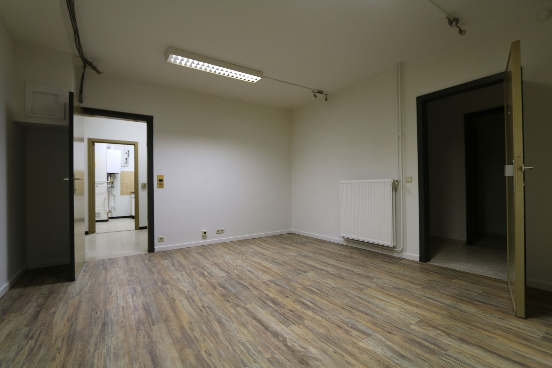 Handel 220 m² + kelder + drukke ligging + optie parking foto 8