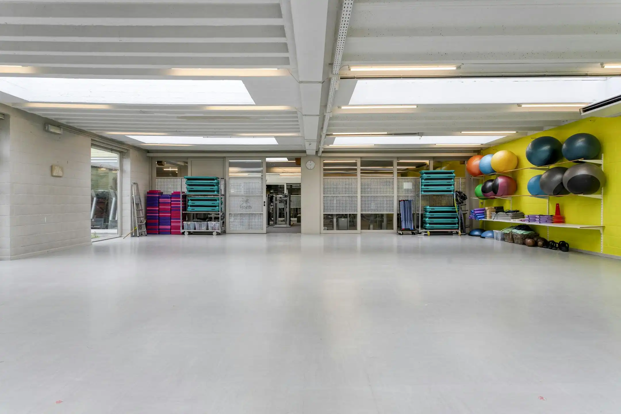 Sportcentrum met woning te koop in Roeselare foto 12