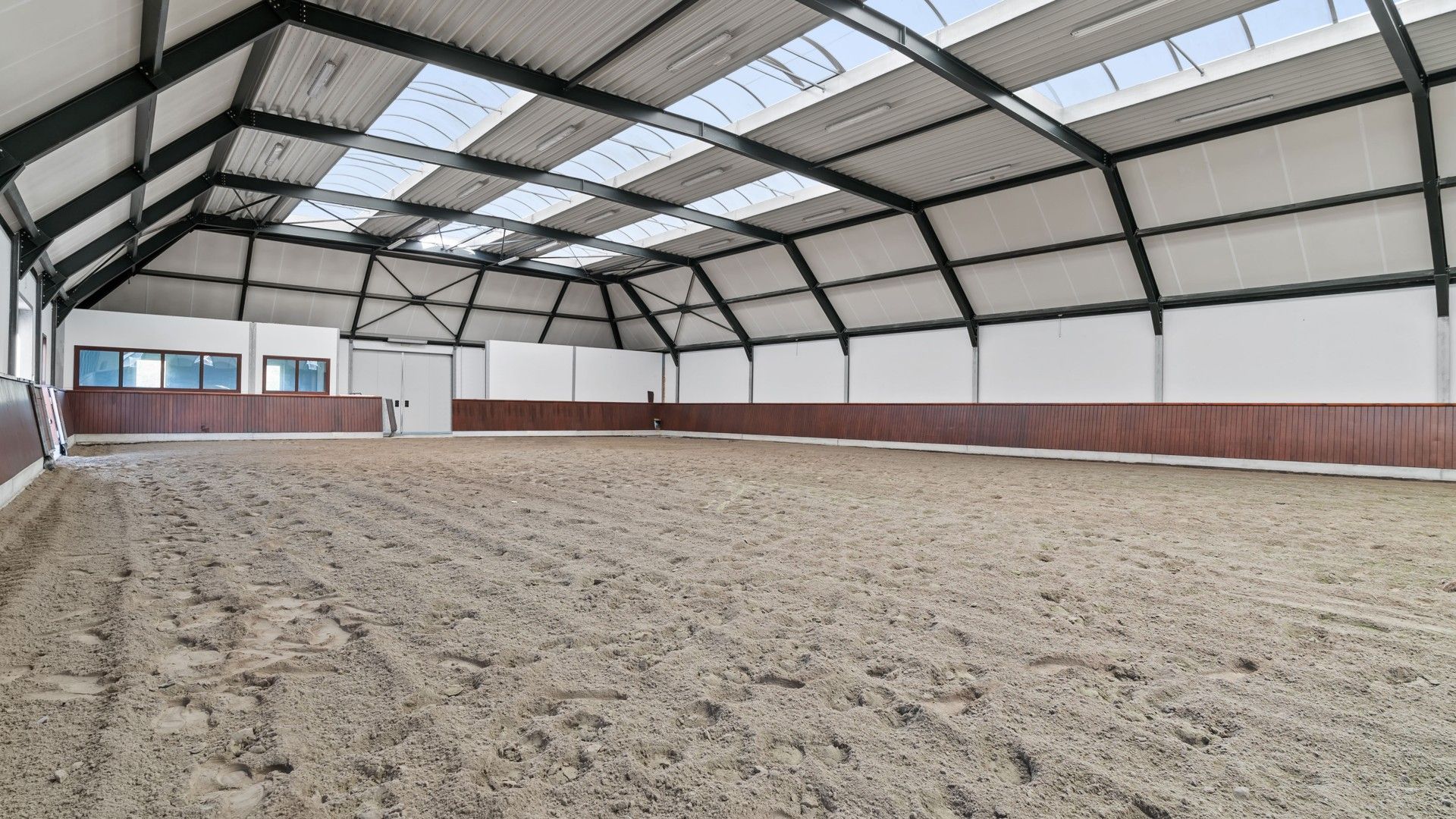 Exclusief landhuis met overdekte piste, buitenpiste en paardenstallen op circa 3 hectare foto 59