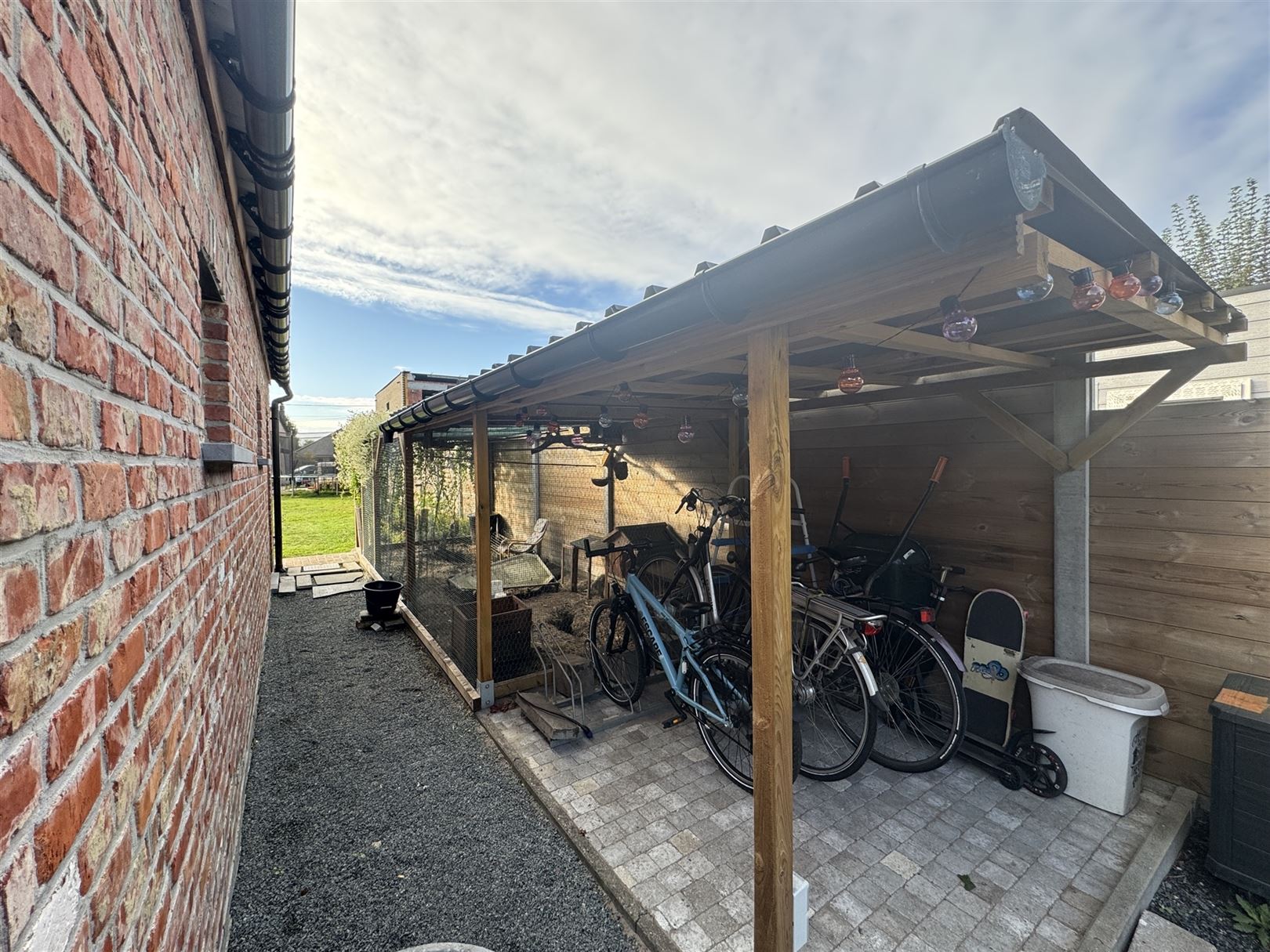 Te renoveren woning met ruime garage & dubbele toegangsweg foto 4