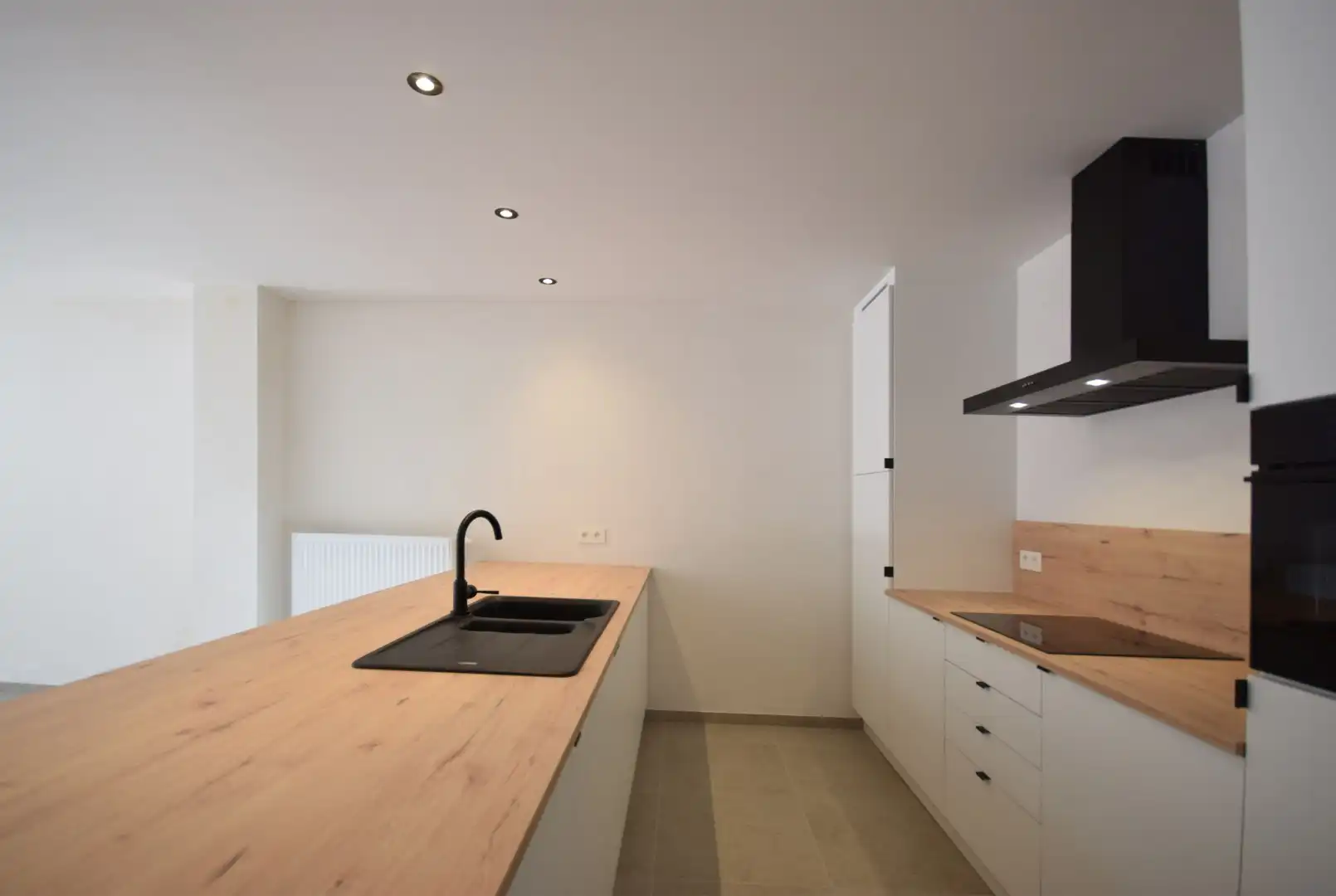 STIJLVOL VOLLEDIG GERENOVEERDE WONING MET STADSTUIN NABIJ HET CENTRUM VAN ROESELARE foto 4