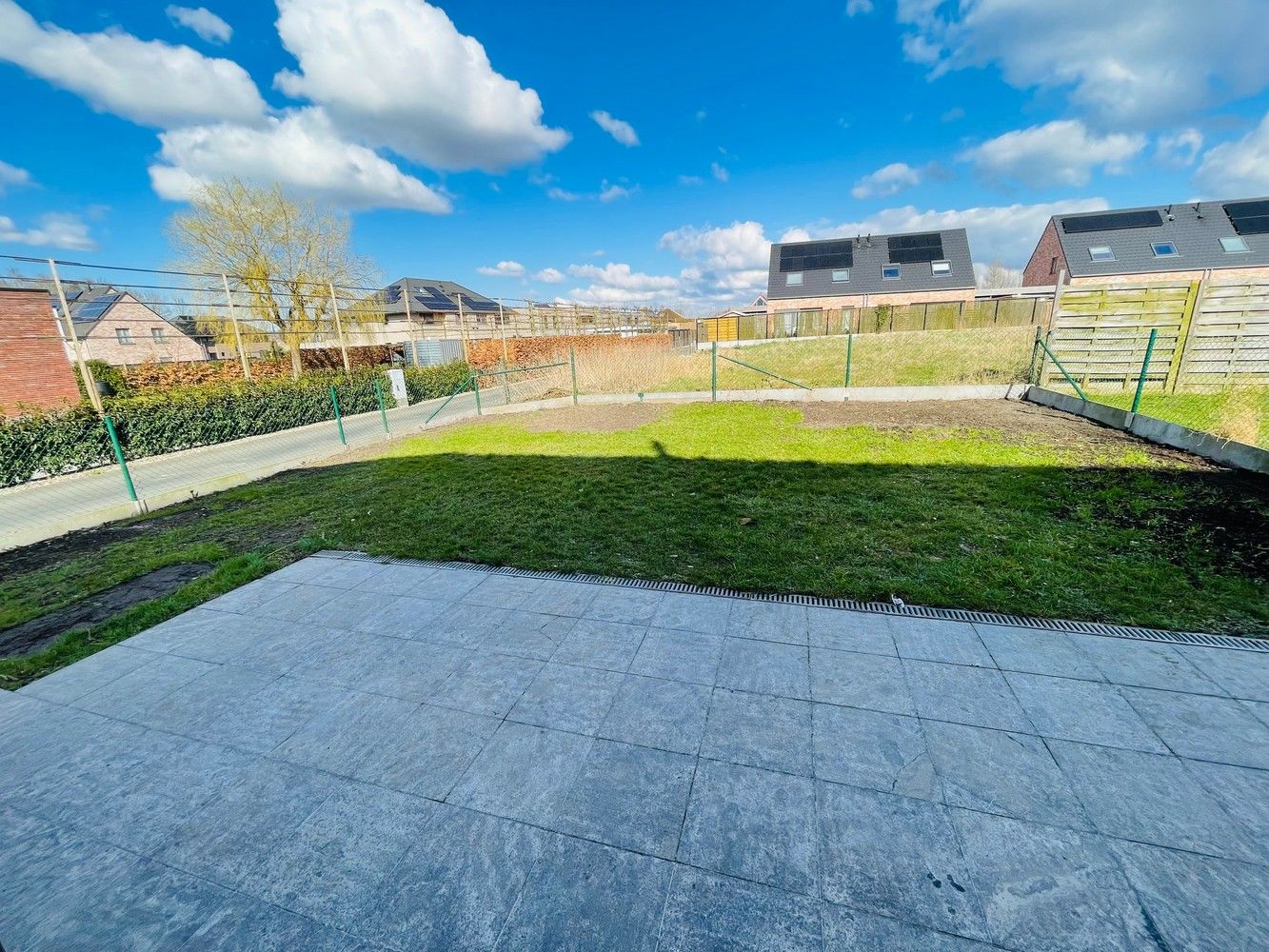 Waardamme , rustige residentiële ligging , RECENT  gebouwde LICHTRIJKE ENERGIEZUINIGE woning met 3 slaapkamers, oprit, tuin en garage. foto 8