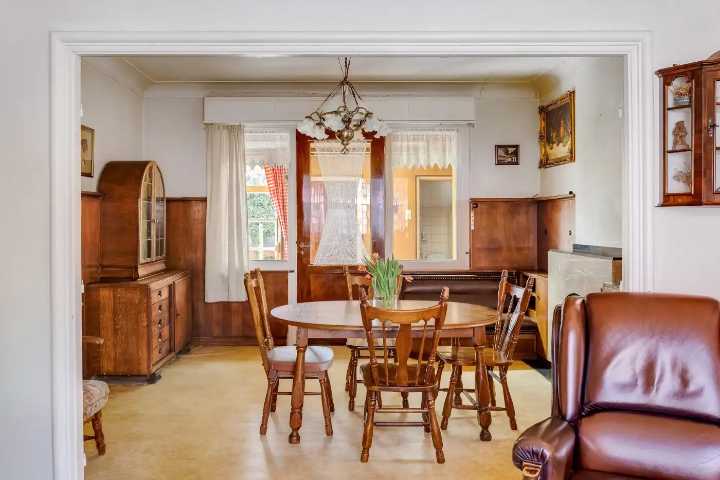 Te renoveren, geklasseerde art deco woning met 3 slpk, ruime zolder en Z-tuin foto 9