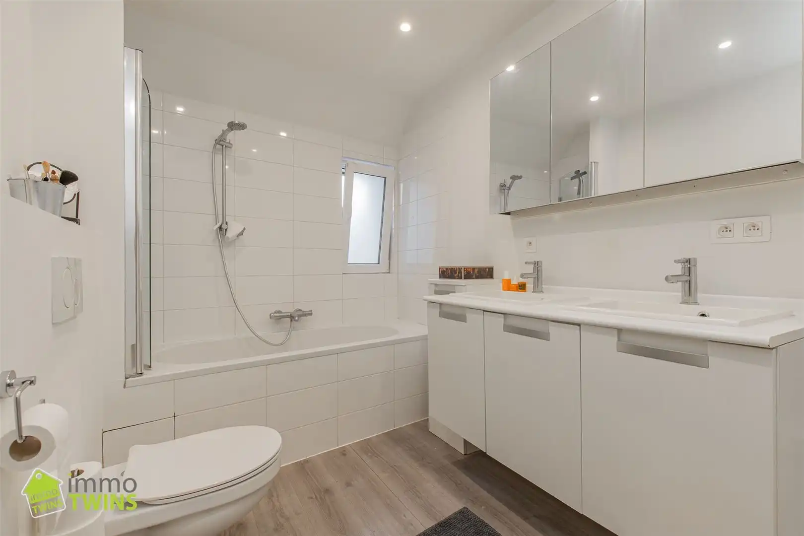 In een rustige maar toch centraal gelegen straat ontdekken we deze volledig instapklare, verrassend ruime en bijzonder energiezuinige woning foto 12