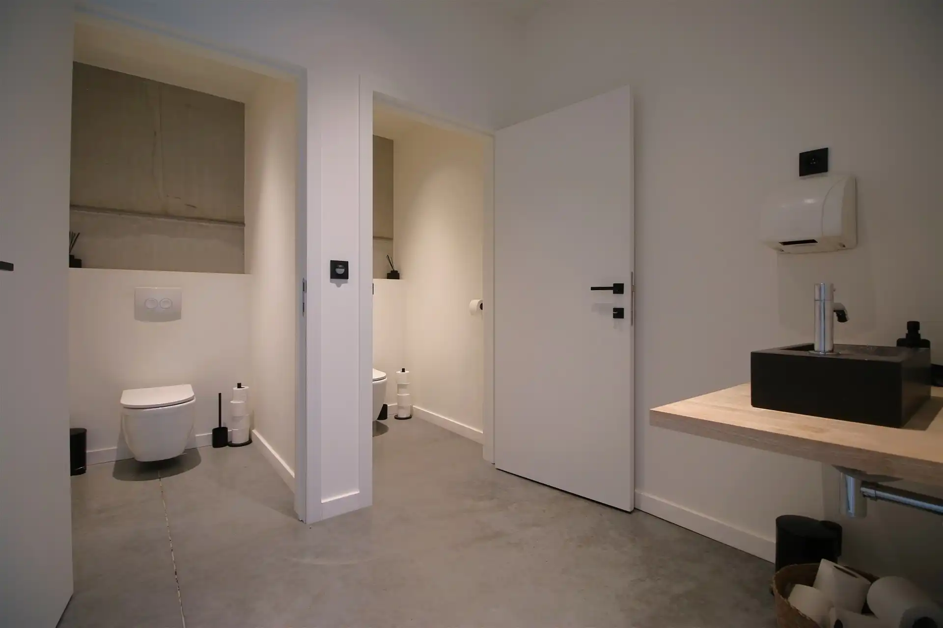 Ingerichte KMO-unit met burelen en magazijnen foto 5