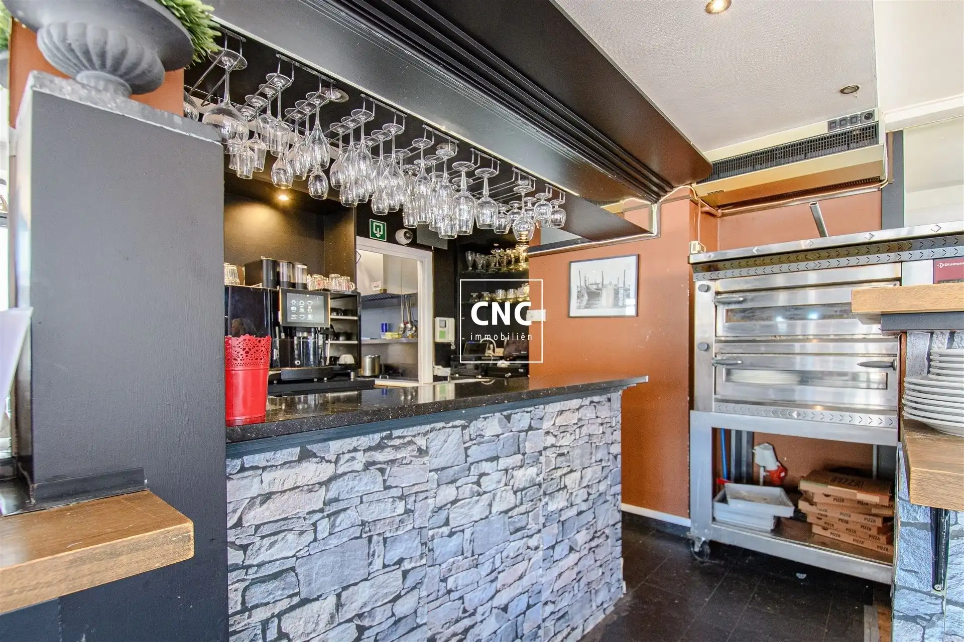 Goed draaiende horecazaak op centrale en commerciële ligging foto 10