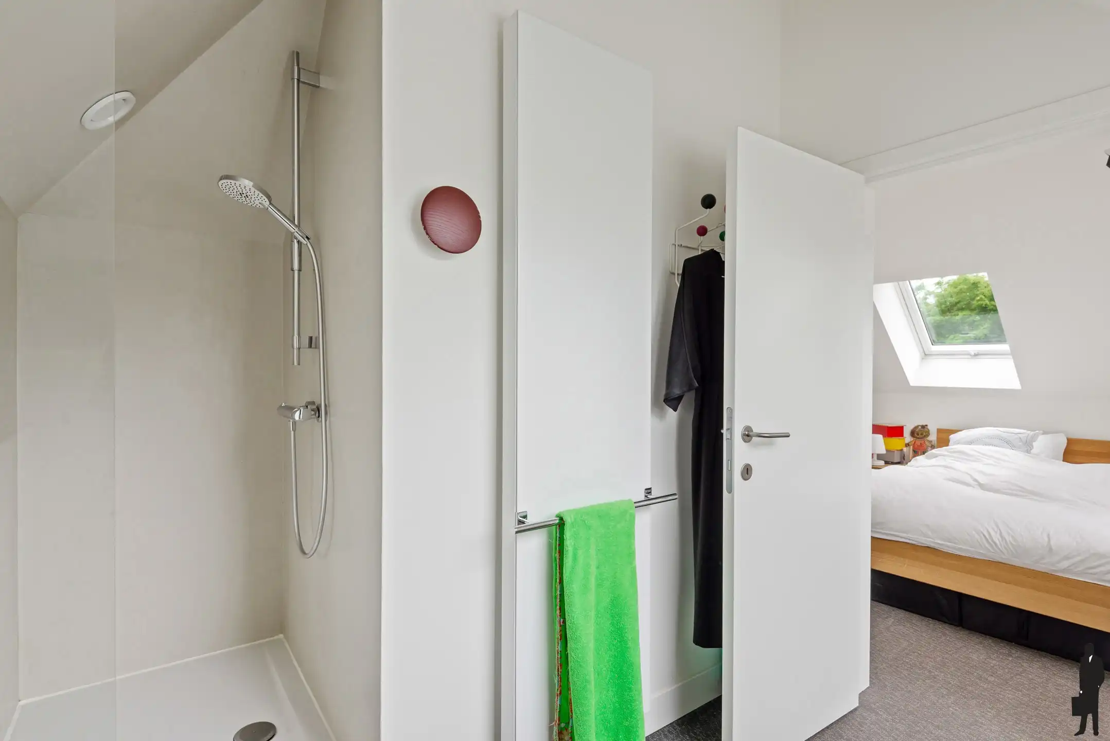Zeer ruime woning (ca.250m²) met 6 slaapkamers & 2 badkamers foto 22