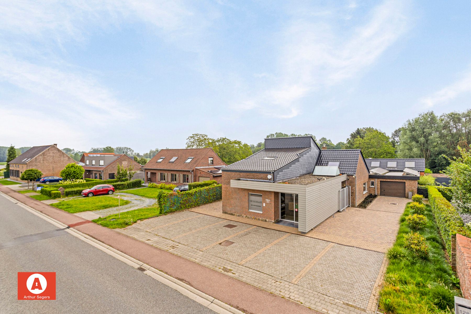 Ruime woning met magazijn, winkelruimte en fenomenale tuin foto 1