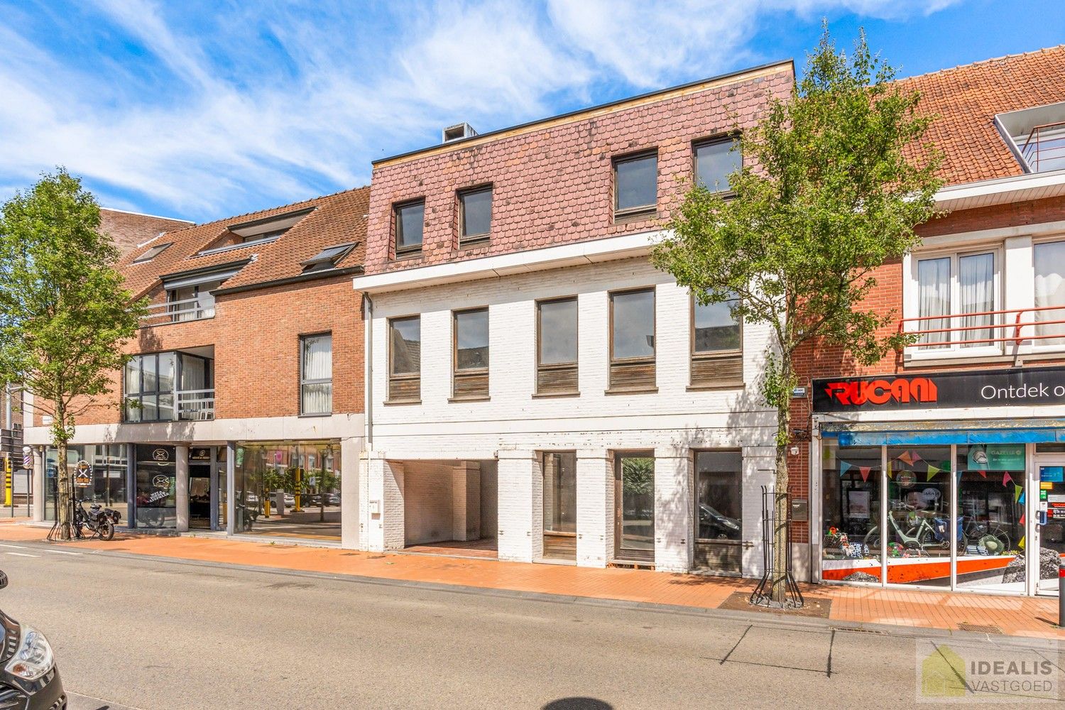 Ruim opgezet, klassevol en naar wens af te werken/ in te richten pand met winkel/kantoorruimte én uiterst ruim appartement met maar liefst 4 slaapkamers foto {{pictureIndex}}