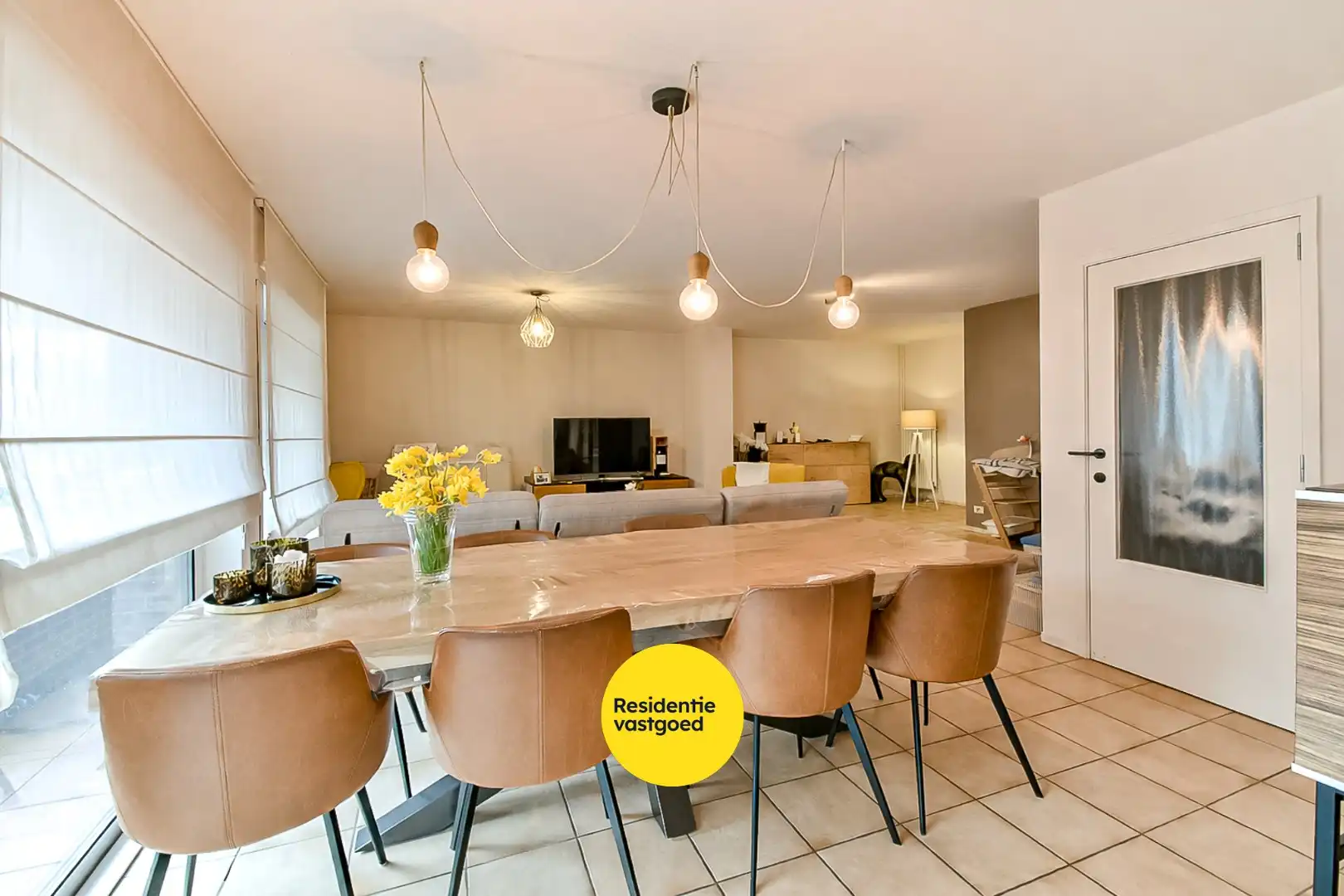 Zeer ruim duplex appartement met 3 slaapkamers in het centrum van Gistel foto 3