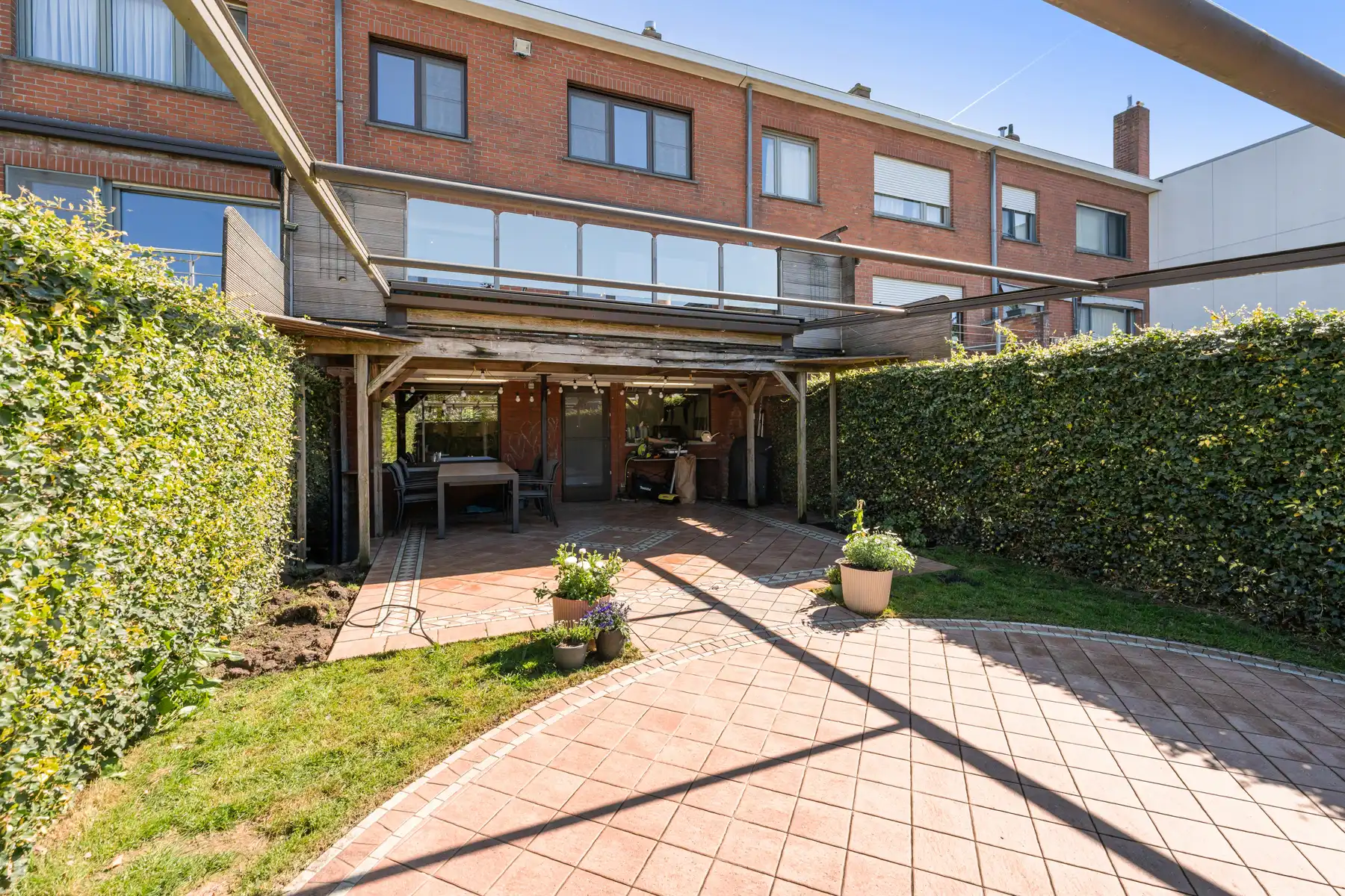 Instapklare woning met garage en tuin foto 22