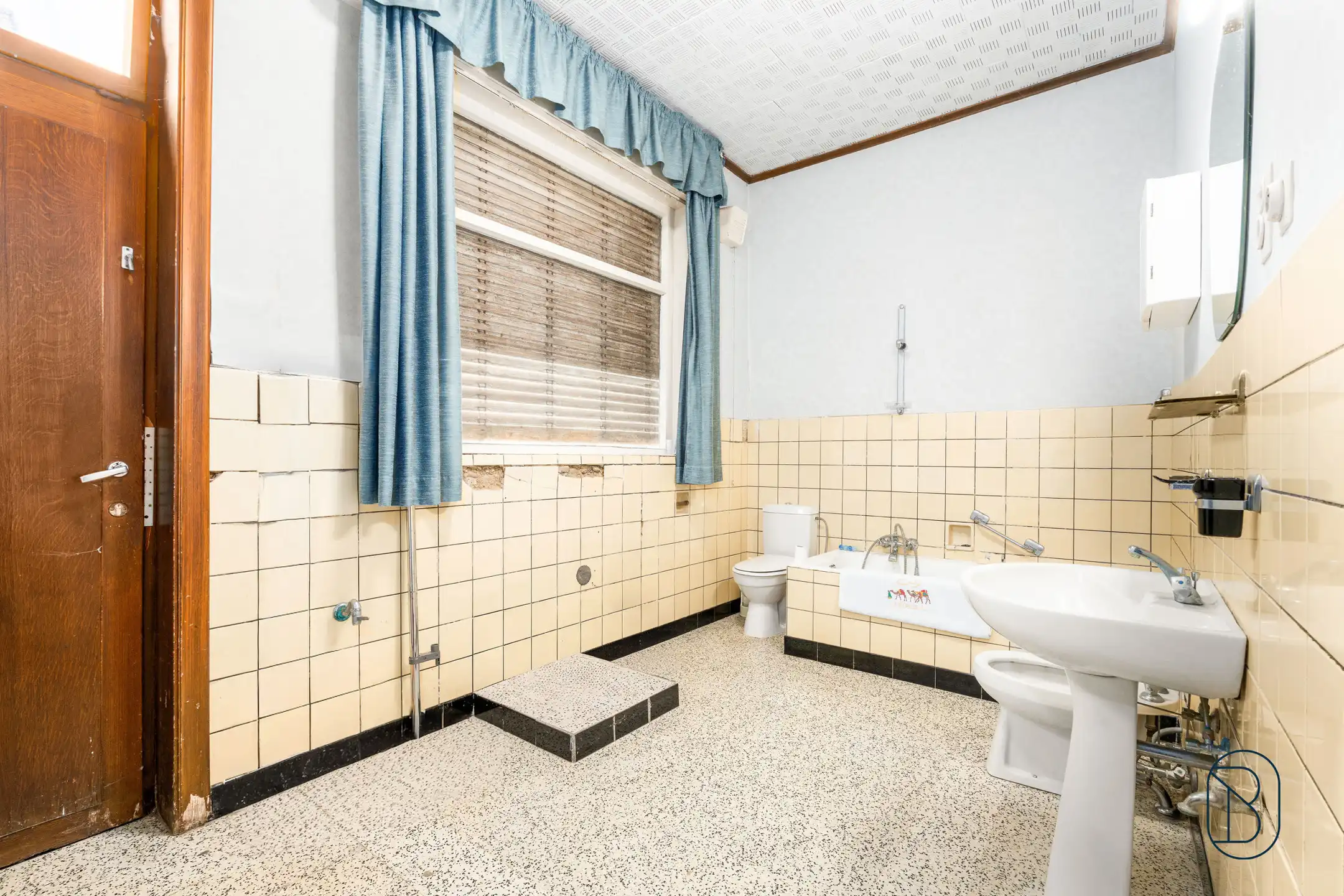 Unieke charmante vierkantshoeve op 1 hectare grond te Ieper foto 19