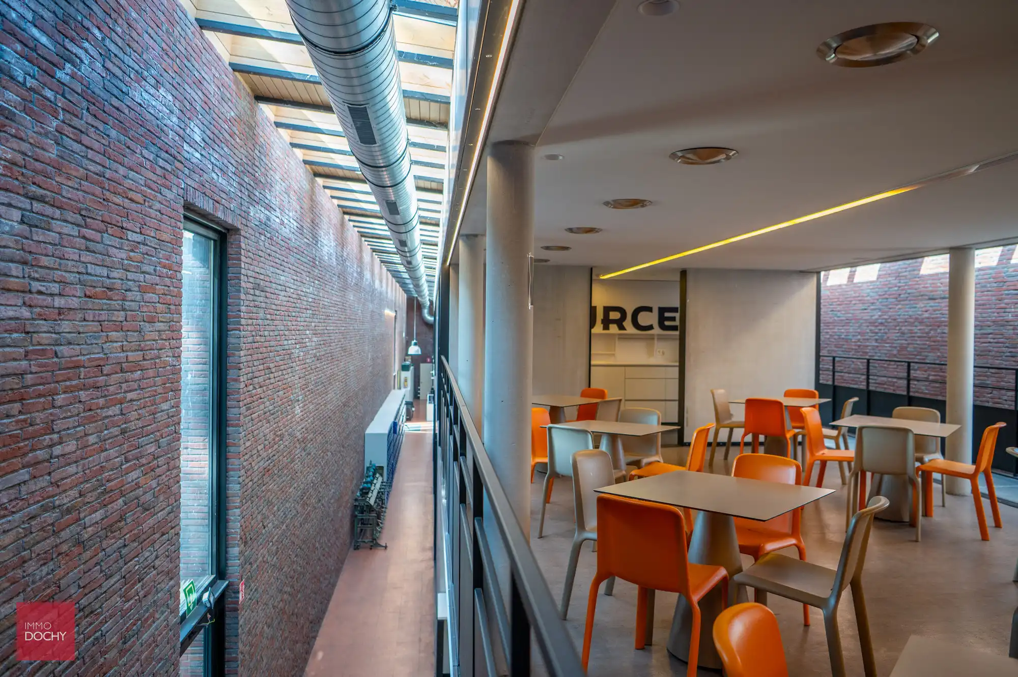 Volledig ingericht ruim kantoorgebouw foto 7