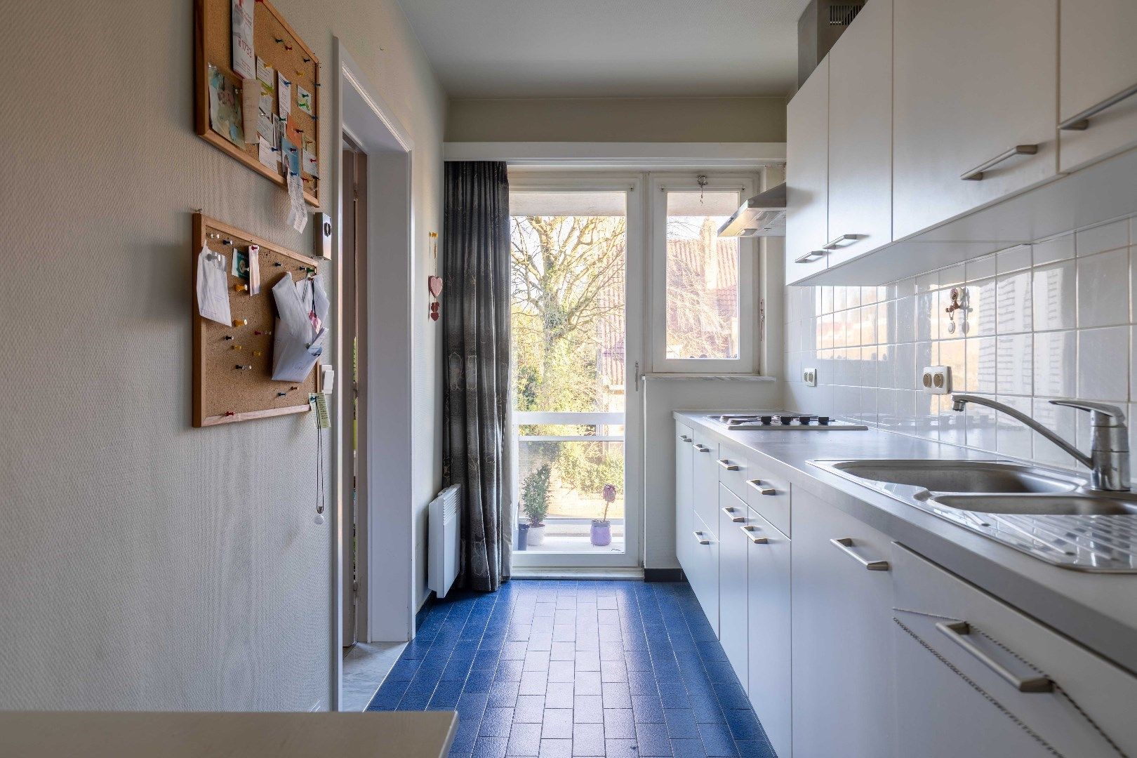 Zéér ruim appartement met open zichten, grote garage en drie slaapkamers te Sint-Andries. foto 4