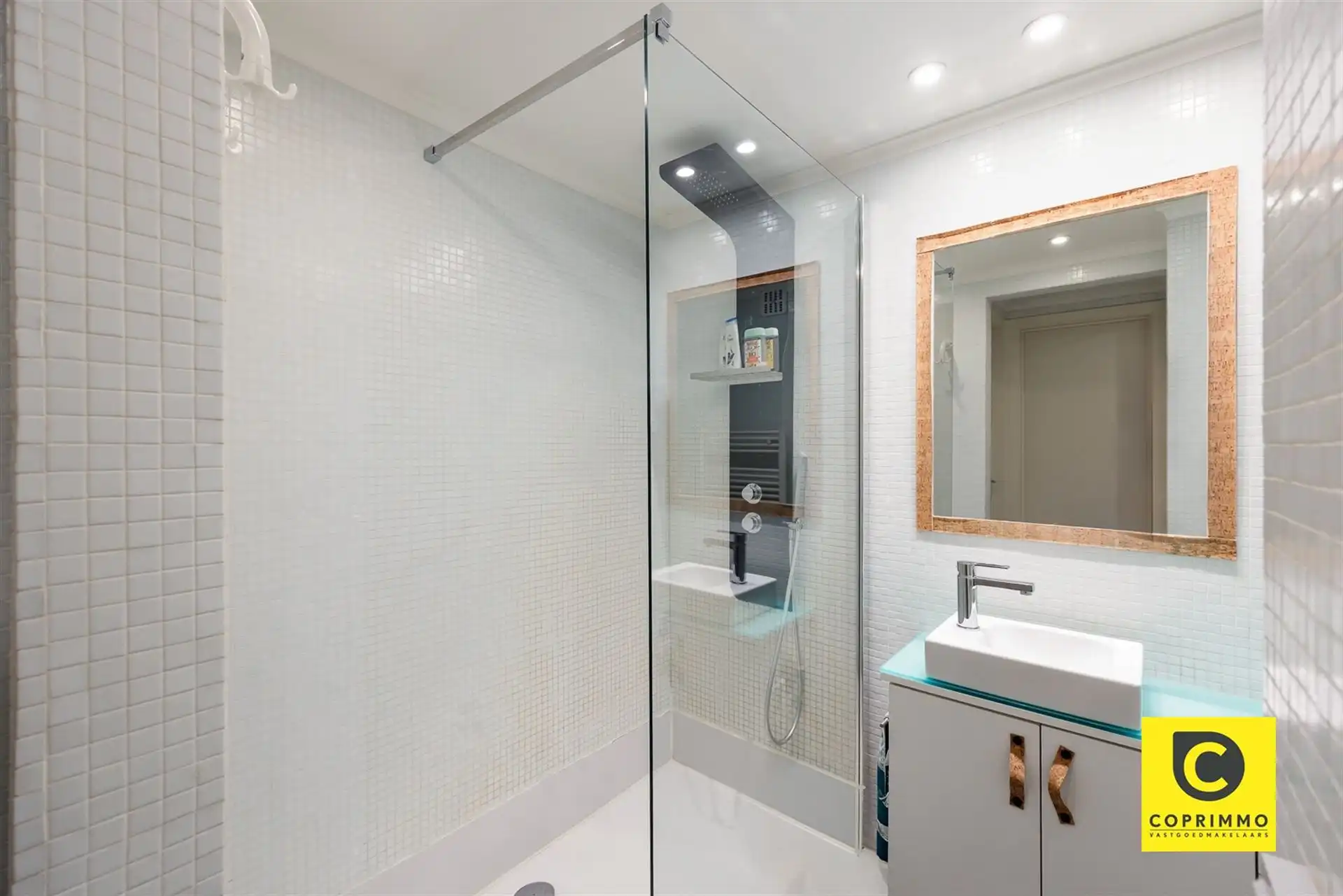 Riant 4 slaapkamer app + garage foto 12