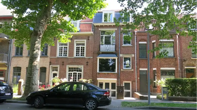 Comfortabel 1-slaapkamerappartement met terras en tuin te huur in Kristus-Koning Brugge, foto {{pictureIndex}}