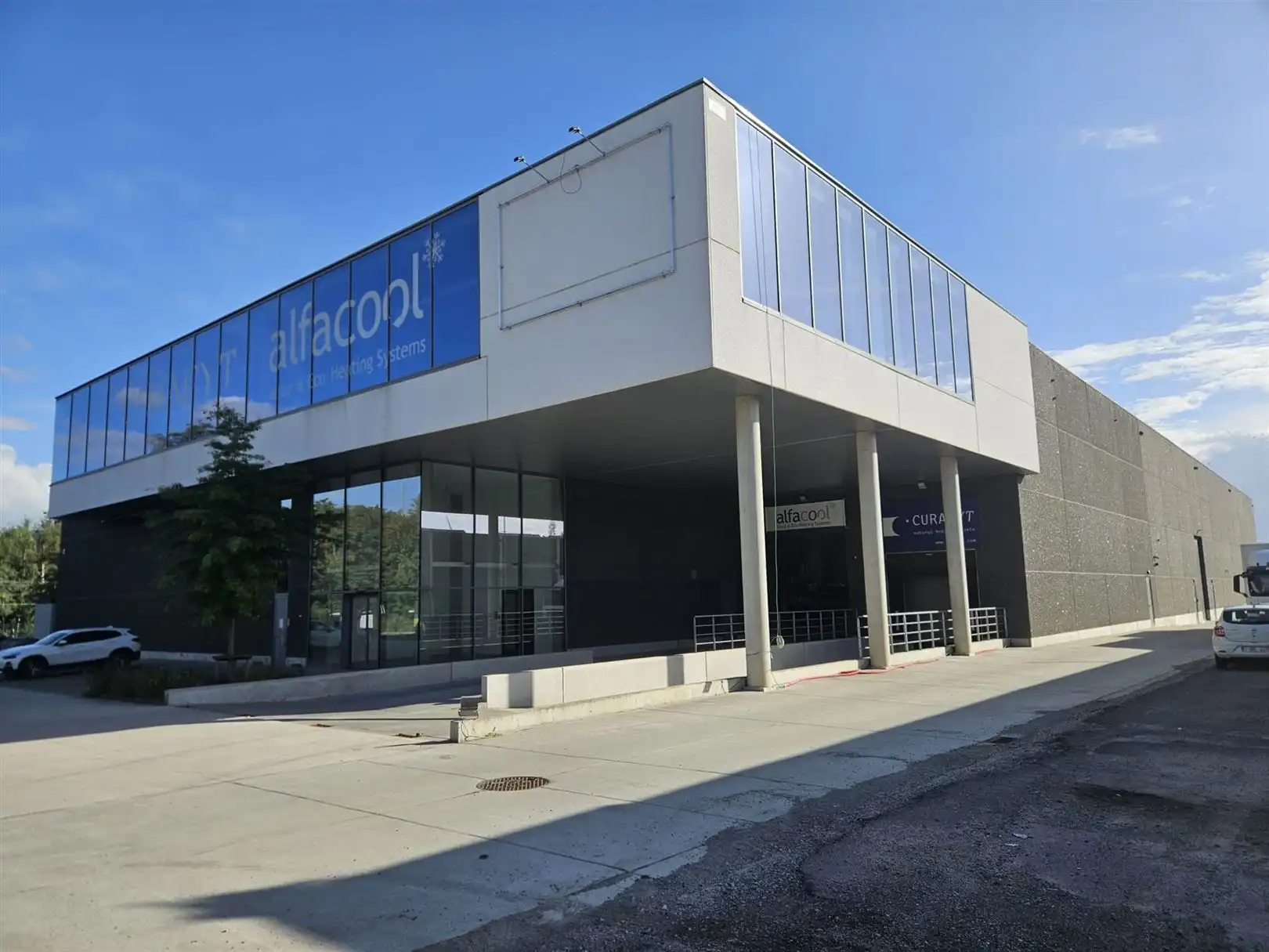 Magazijn met ingerichte kantoren foto {{pictureIndex}}