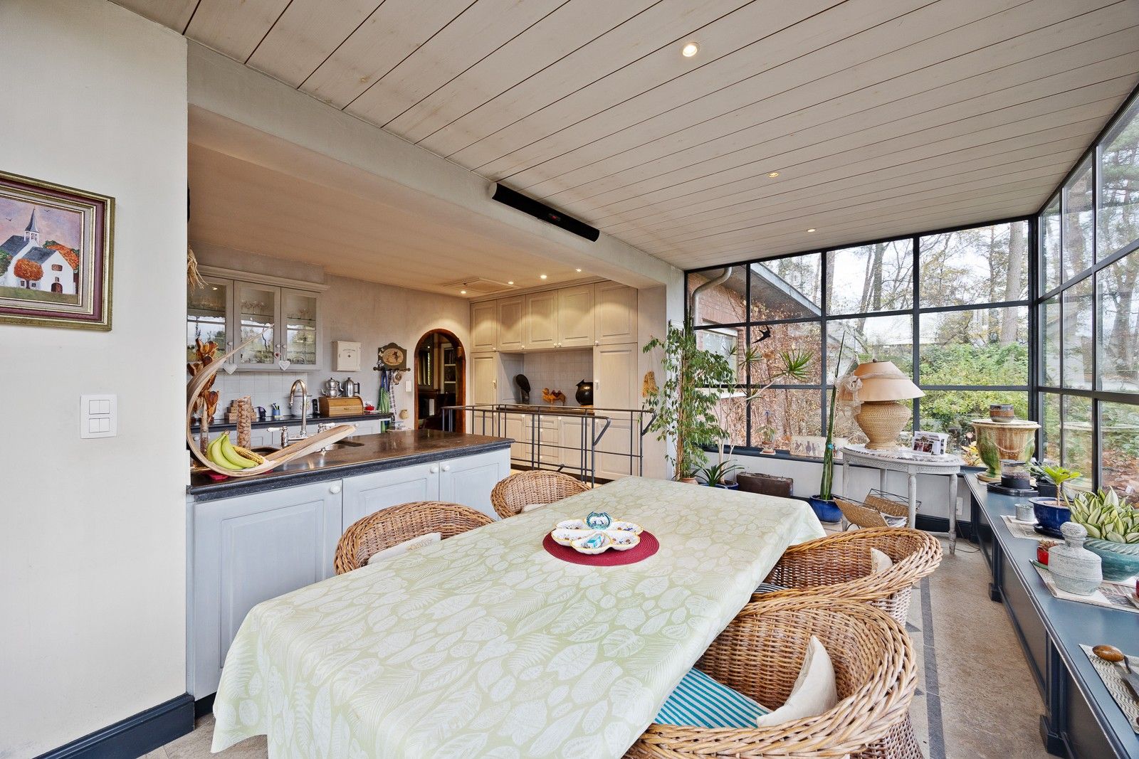 Open bebouwing met grote garage of magazijn, gelegen volledig in het groen en ingericht met een 'charme-authentiek-interieur' foto 6