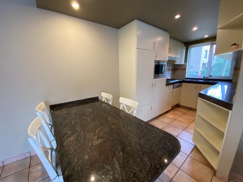 Leuk gelegen 2-slaapkamerappartement foto 6