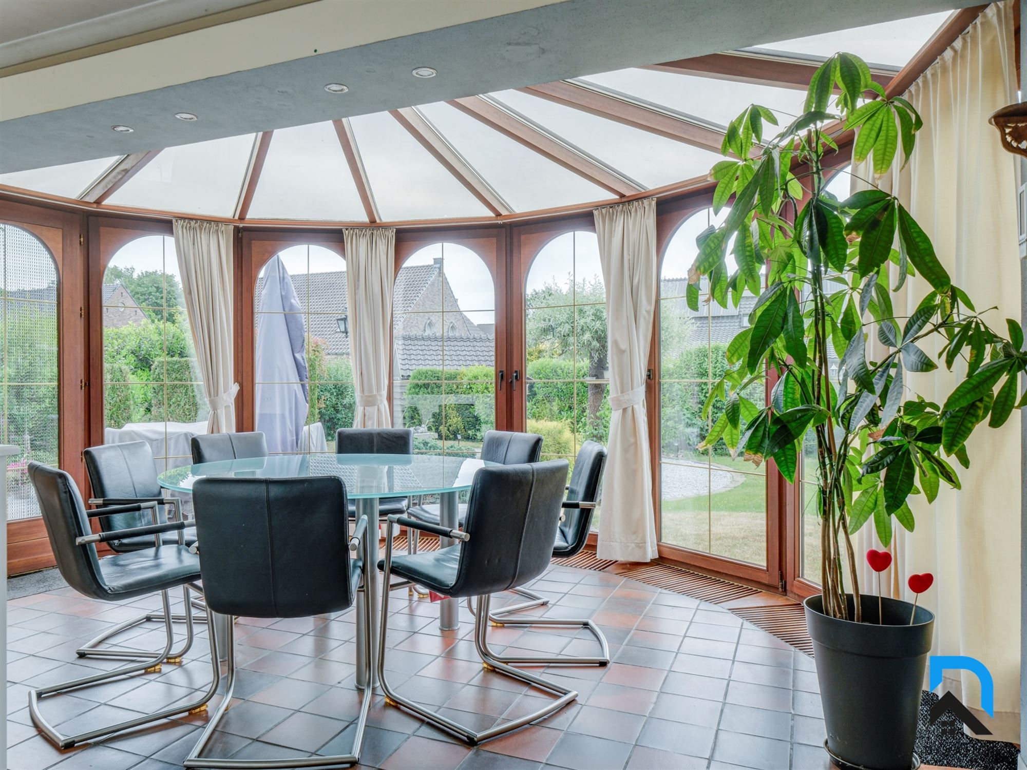 Ruime woning met 5 slaapkamers op toplocatie foto 3