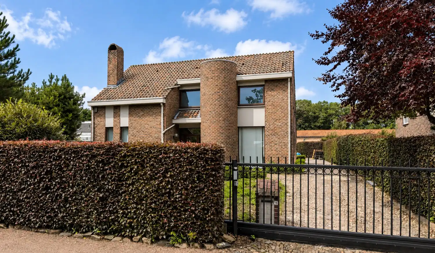 Royale gezinswoning met 4 slaapkamers op toplocatie, inclusief naastliggend perceel grond foto {{pictureIndex}}