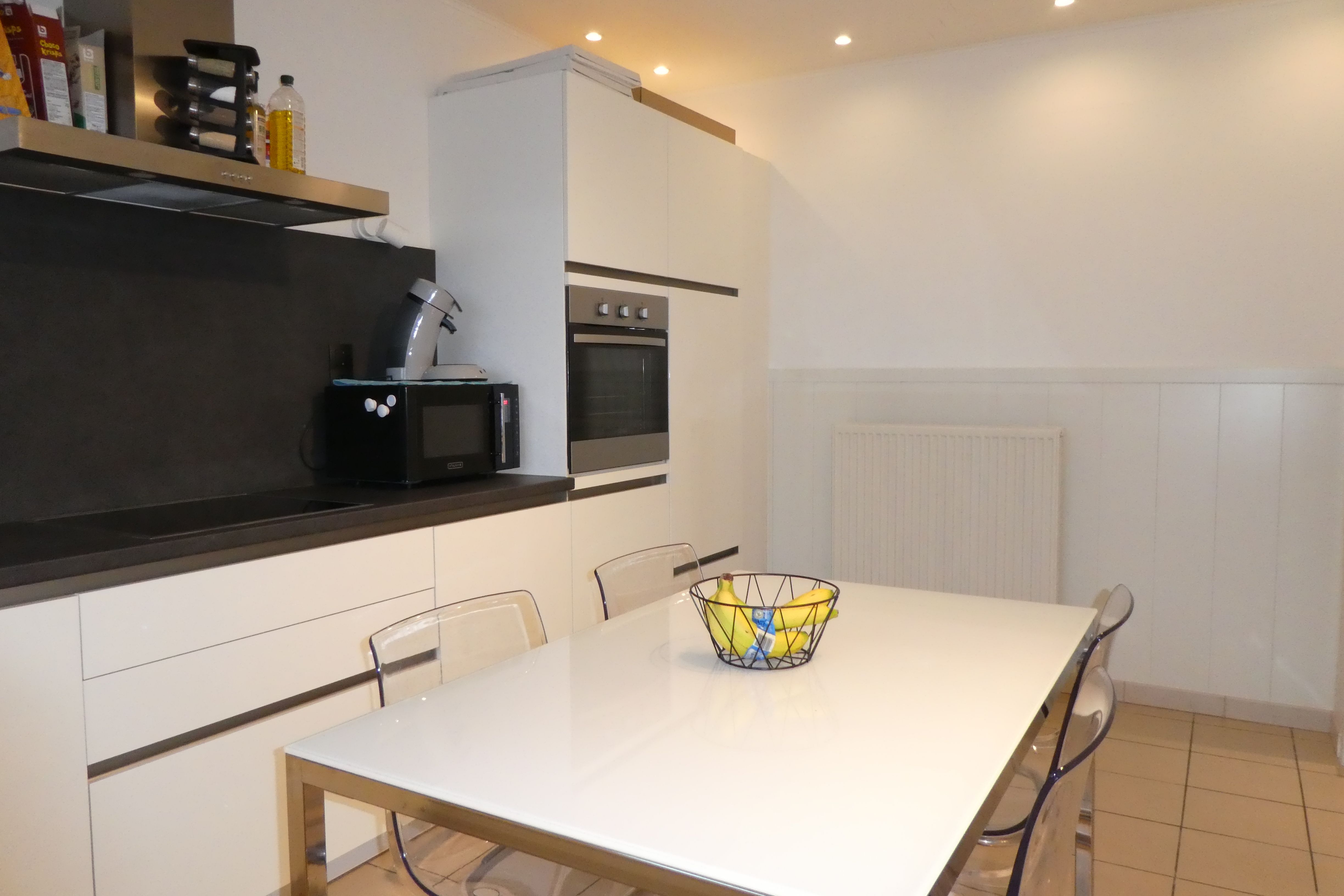 Prachtige koppelwoning met zonnig terras van 16m² en 2 autostaanplaatsen. Veel lichtinval door de grote ramen. foto 8