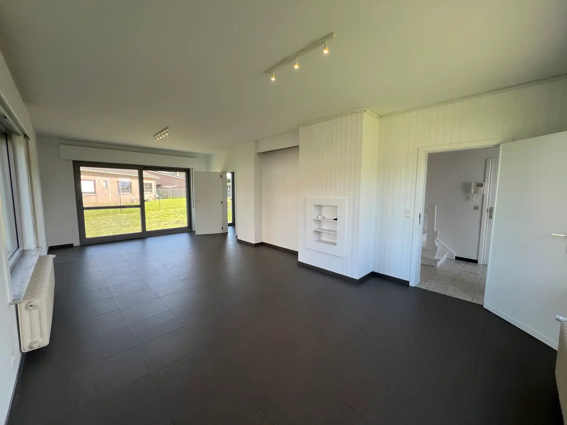 Zeer ruime woning met 4 slaapkamers nabij centrum. foto 4