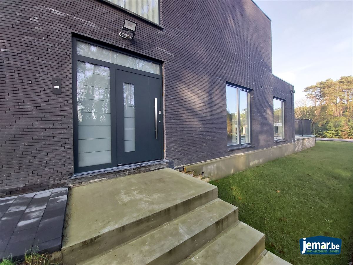 Moderne nieuwbouwwoning met 4 slaapkamers, 3 badkamers en volledige onderkeldering in Maasmechelen! foto 3