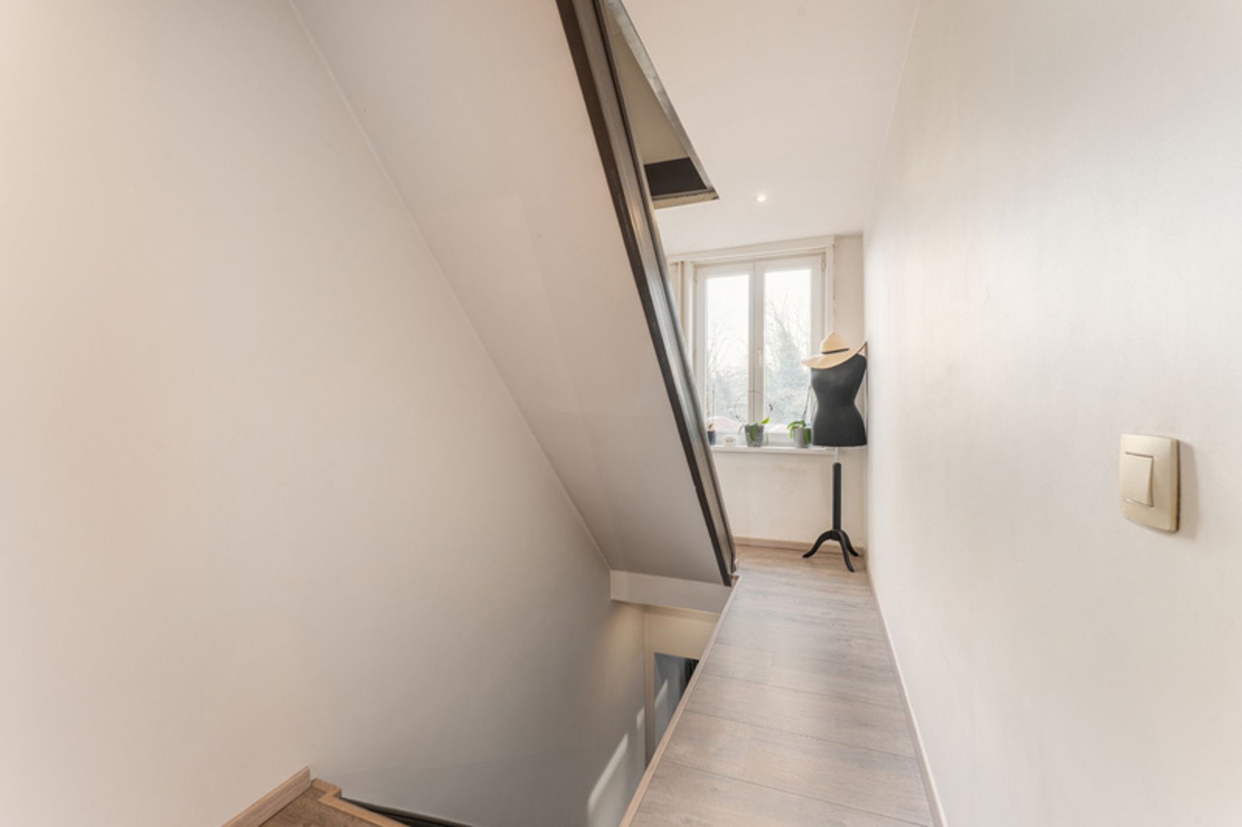 Vernieuwde woning met garage en stadstuintje foto 11