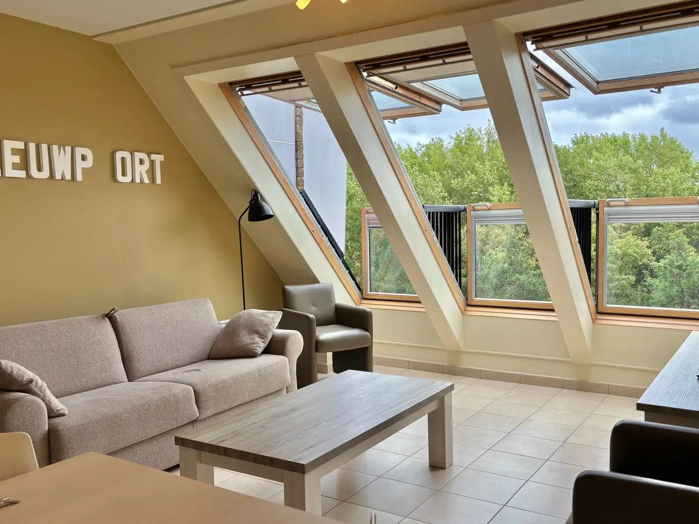 Zonnig appartement met slaapkamer en slaaphoek. foto 2