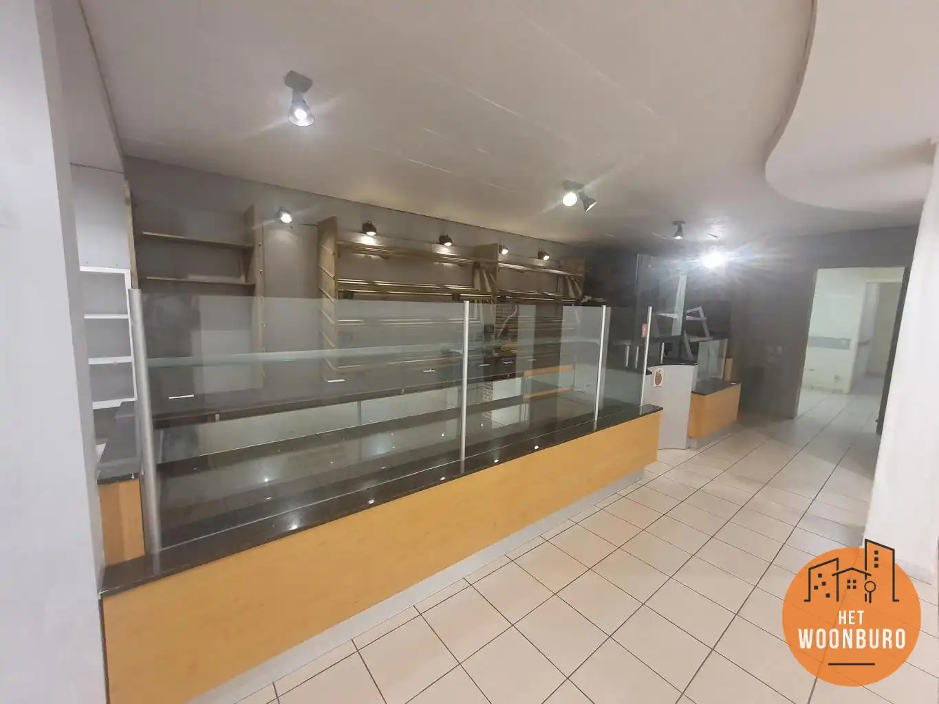 Handelsgelijkvloers te huur aan Markt Ternat foto 2