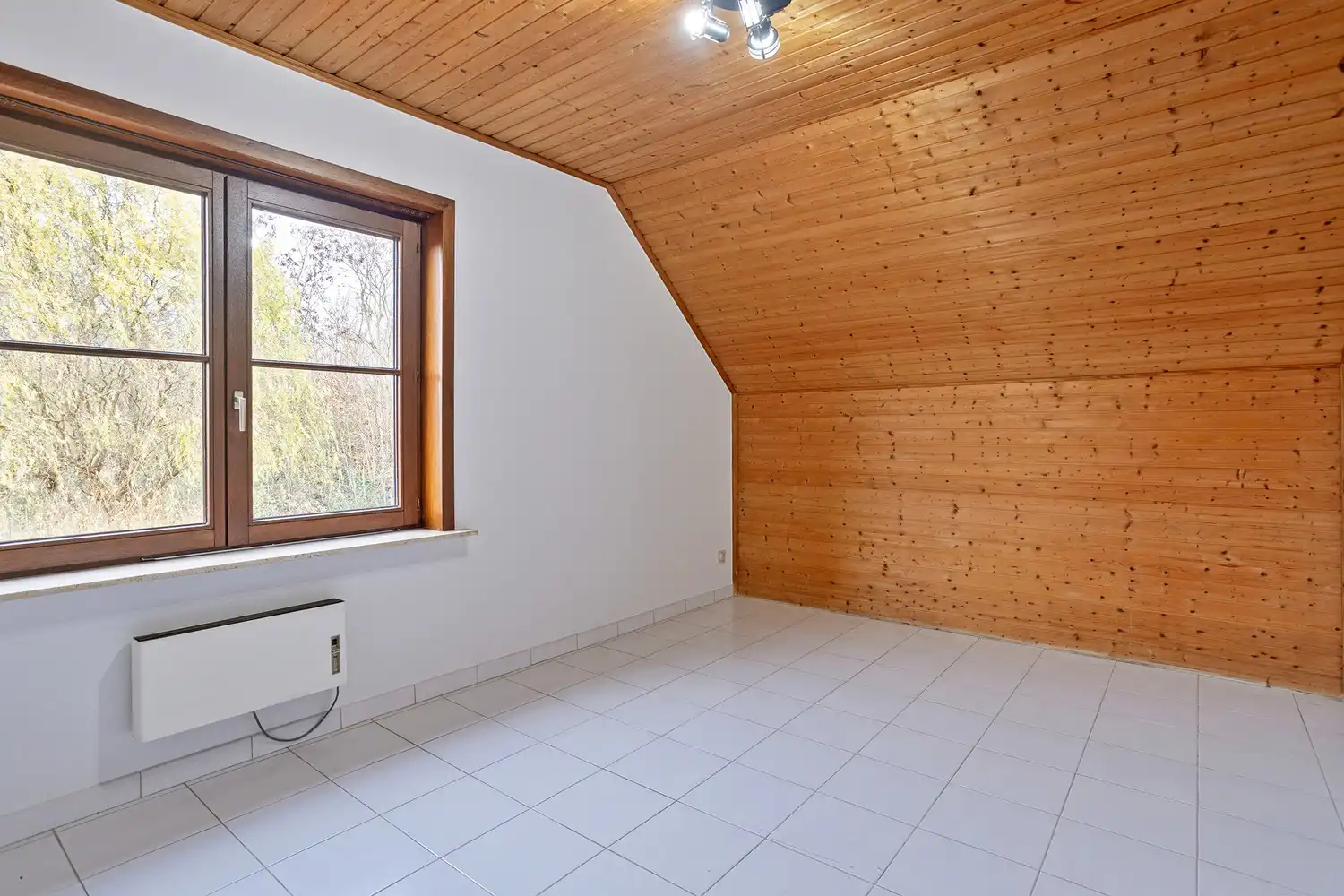 Ruime halfopen gezinswoning met 4 slaapkamers, garage en tuin gelegen in een residentiële straat te Drongen foto 16