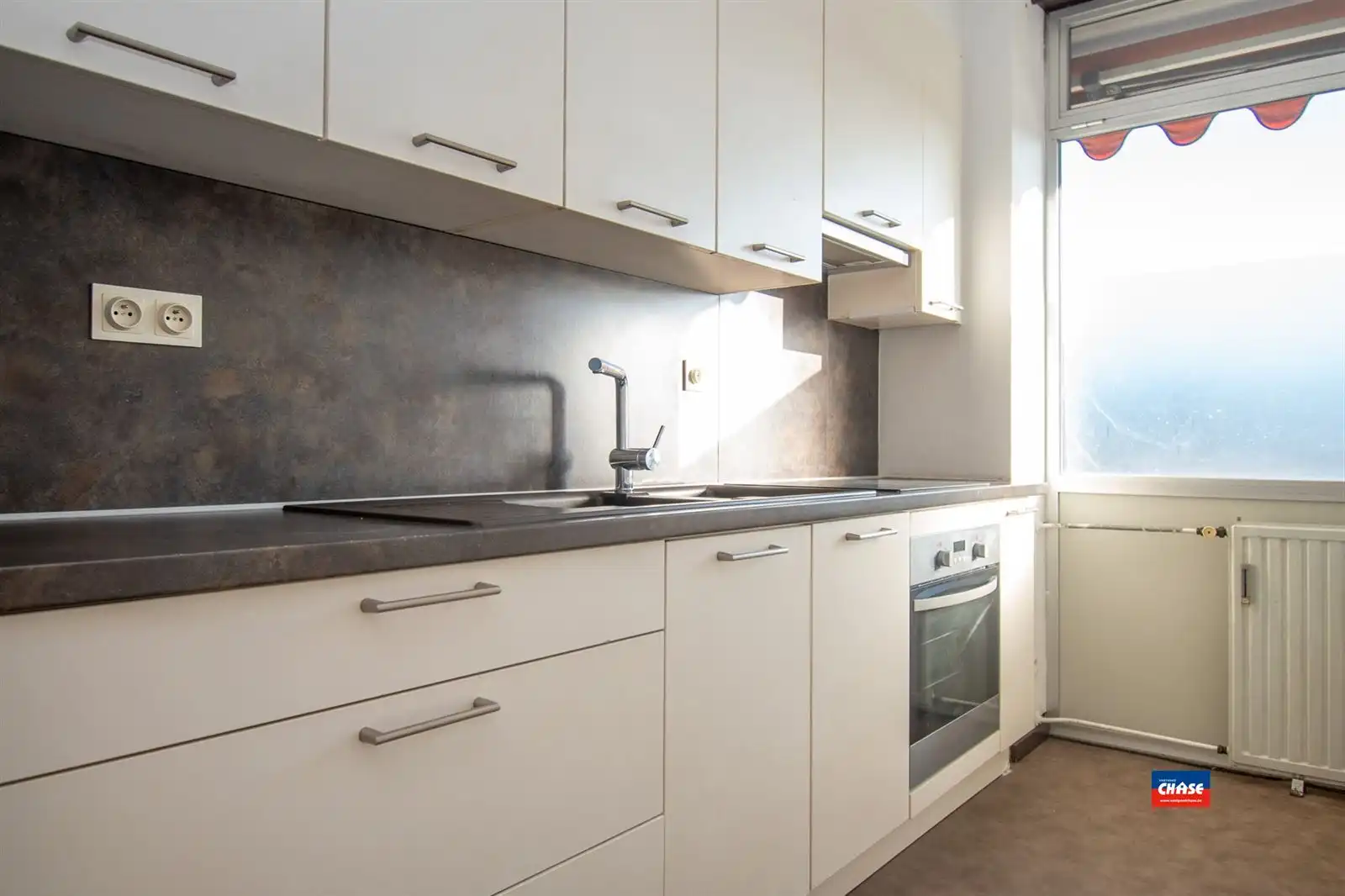 IN OPTIE !! Op te frissen appartement met 2 slaapkamers + zonnig terras foto 5