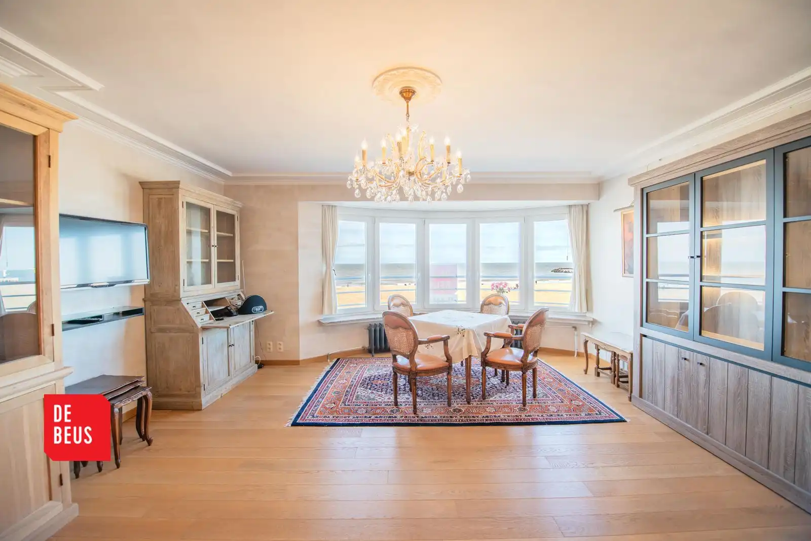 Prachtig ruim appartement met frontaal zeezicht in top-residentie foto {{pictureIndex}}