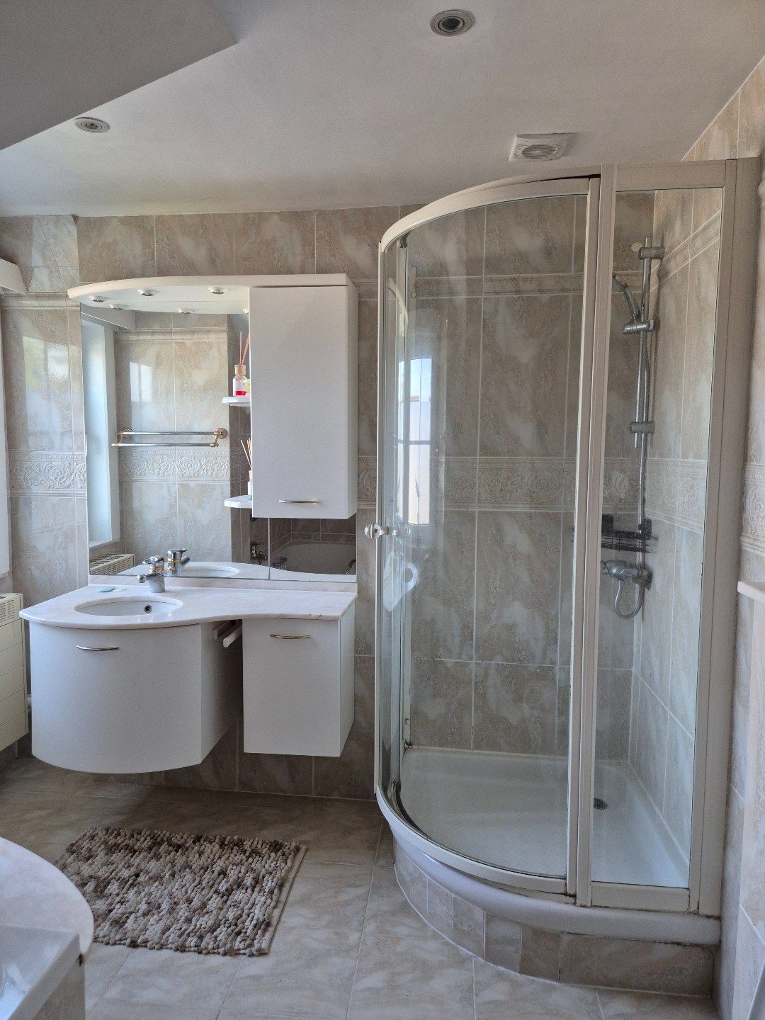 Ruime woning met drie slaapkamers, bureel en tuin. foto 16