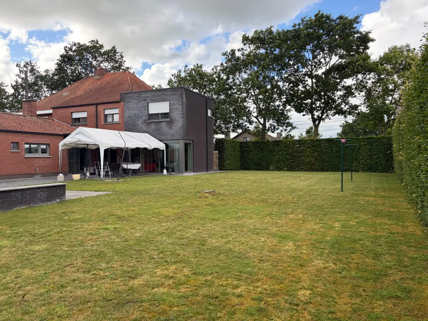 Ruime halfopen gezinswoning met grote tuin en carport. foto 11