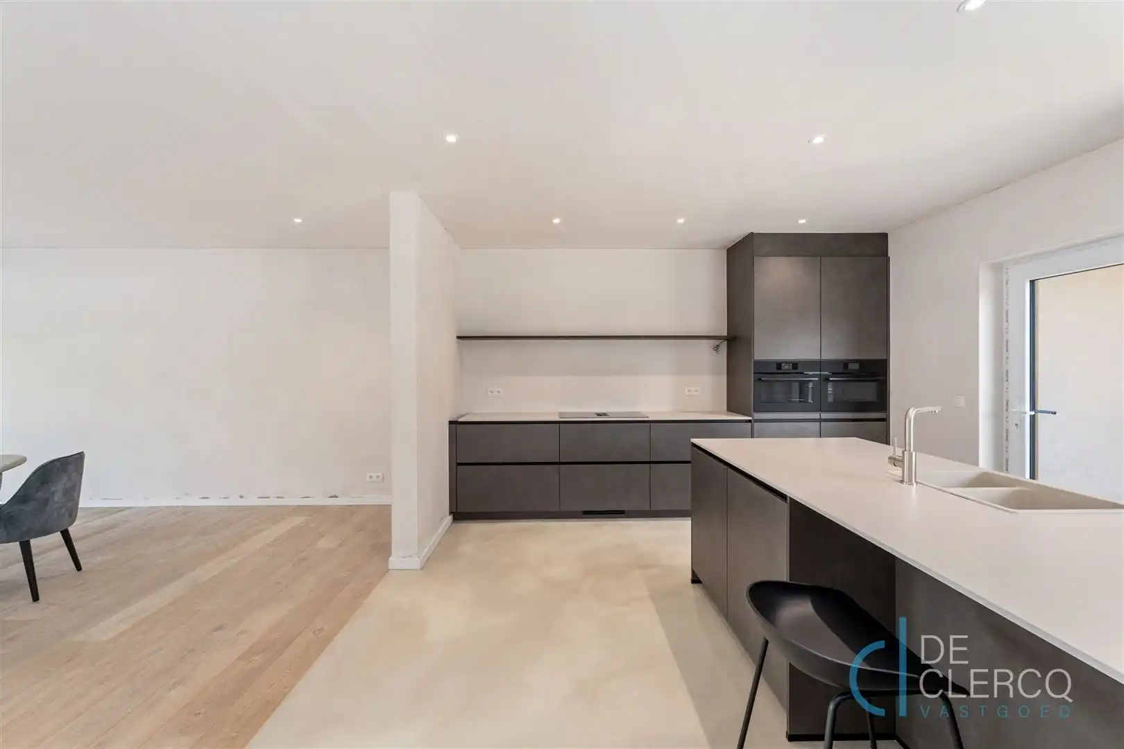 Gerenoveerde woning met oprit te koop in centrum Lochristi!  foto 5