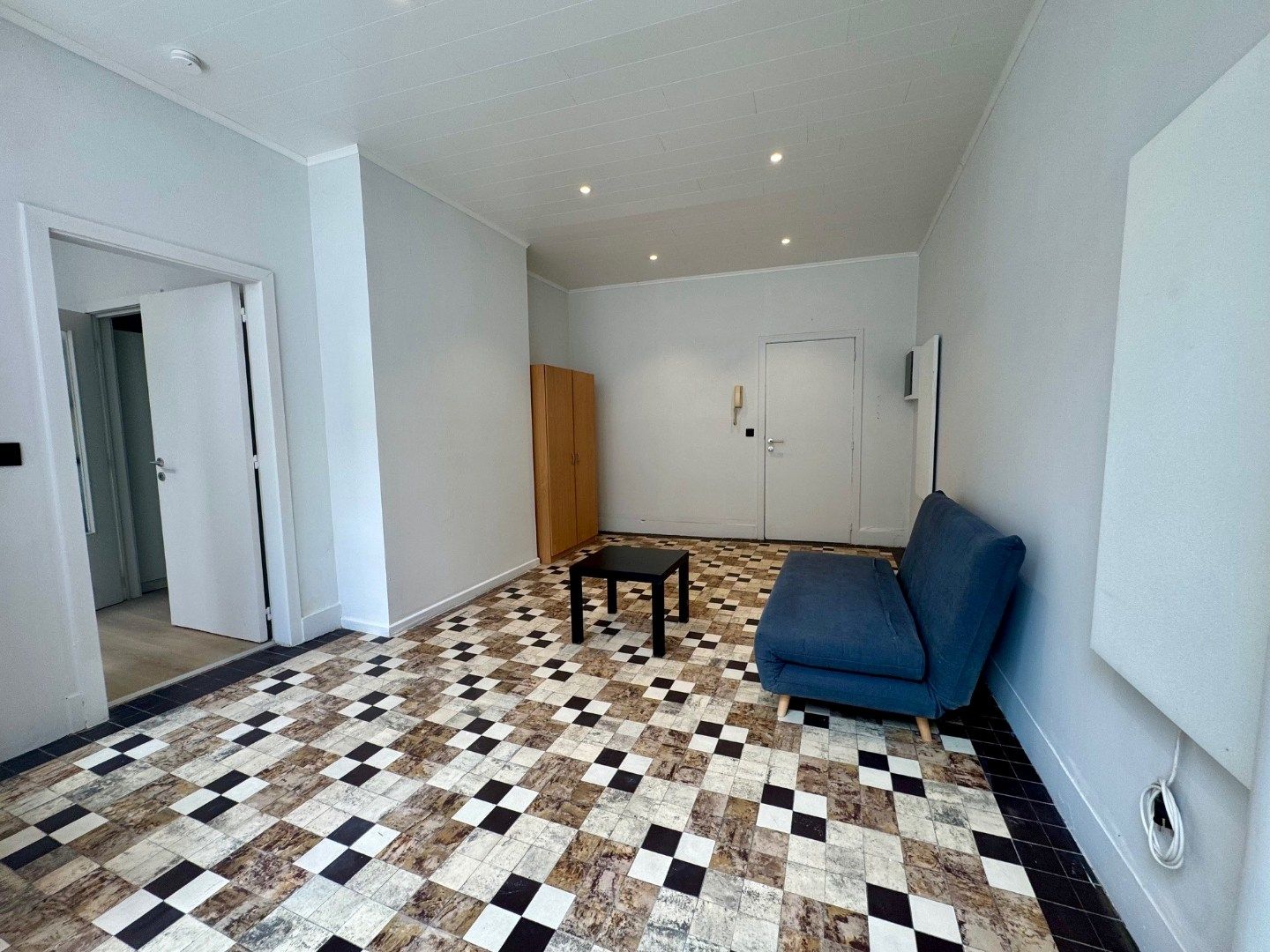 GELIJKVLOERS APPARTEMENT MET 1 SLAAPKAMER EN TERRAS IN IEPER foto 2