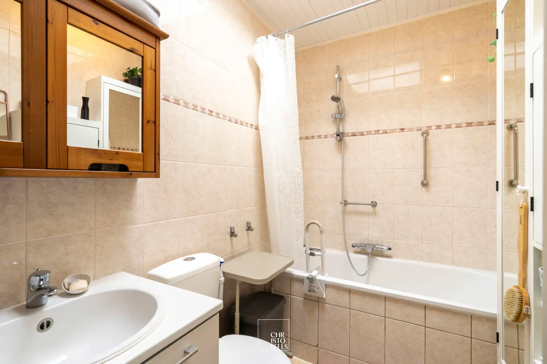 Ruime woning (199 m²) met tuin en tal van renovatiemogelijkheden! foto 9