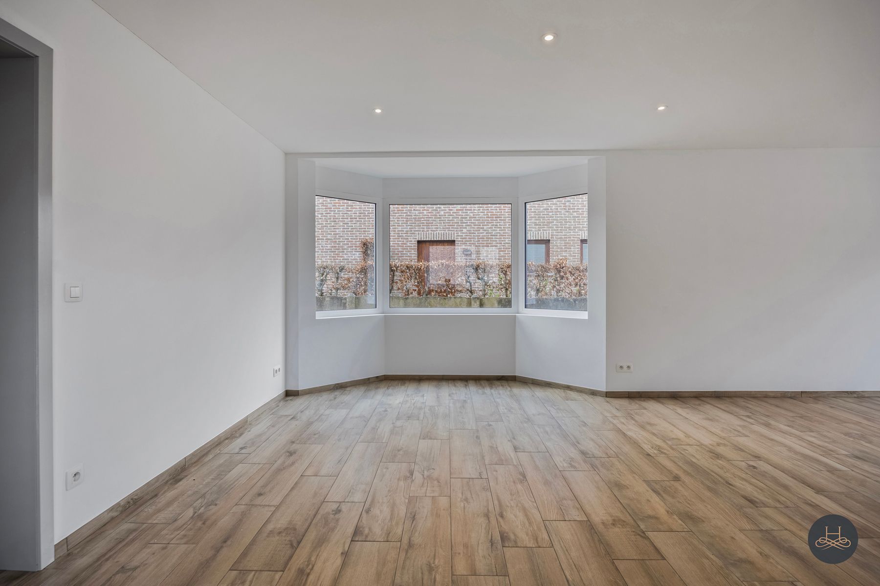 Totaal gerenoveerde woning met grote tuin foto 8