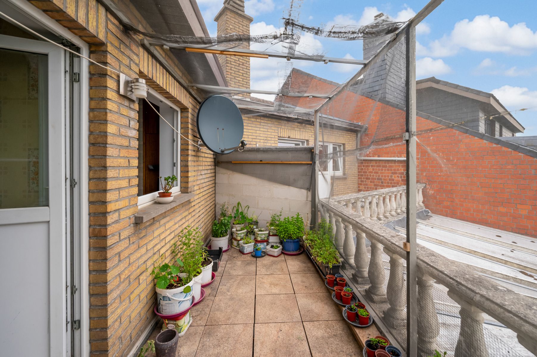 Op te knappen appartement met 1 slaapkamer en terras foto 2